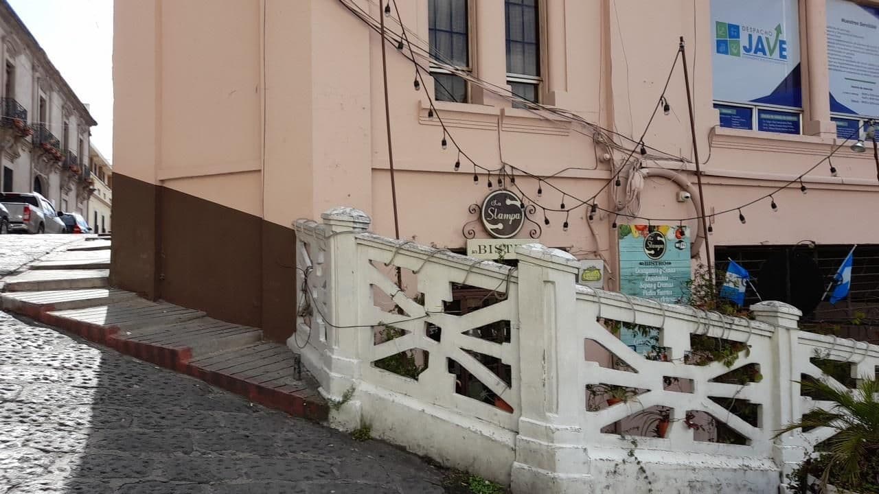 Street view near Pension Bonifaz Hotel, Quetzaltenango — © LuciaG (CC BY-SA · Mapillary)