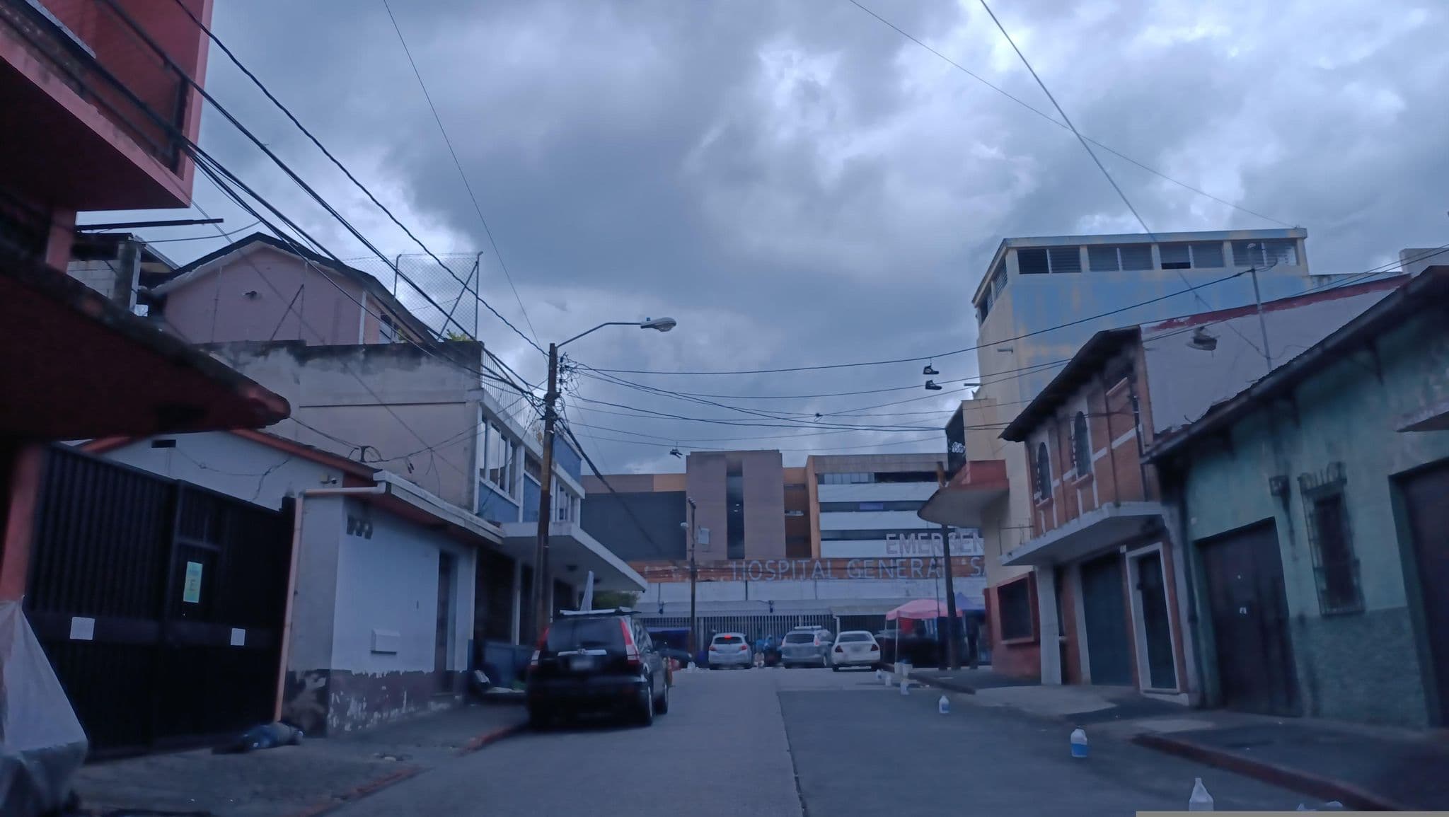 Street view near Hogar Santa Catalina de Laboure, Guatemala City — © josuepillajo (CC BY-SA · Mapillary)