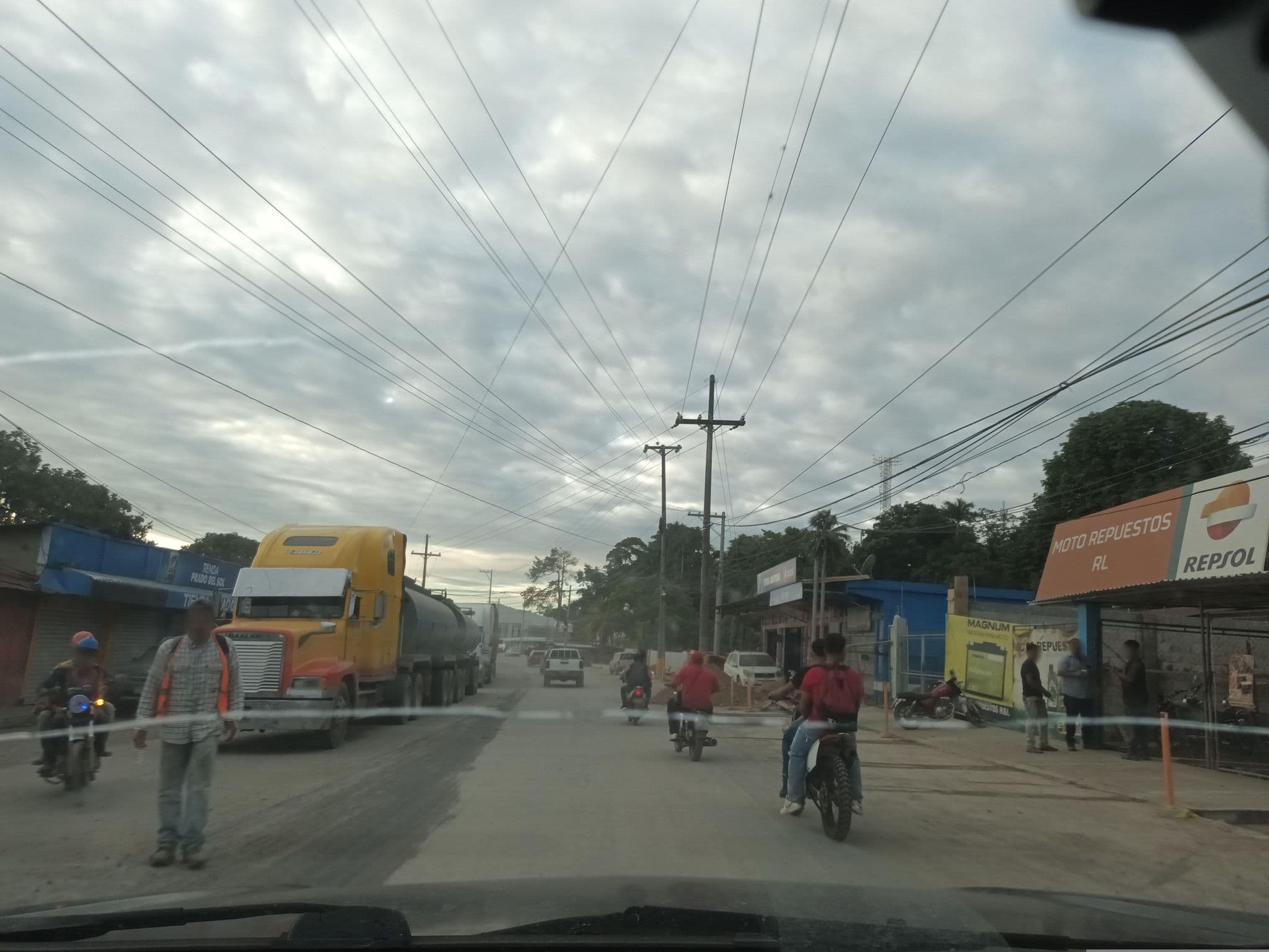 Street view near Hotel Los Hugos, Puerto Barrios — © ing_telefono_2 (CC BY-SA · Mapillary)