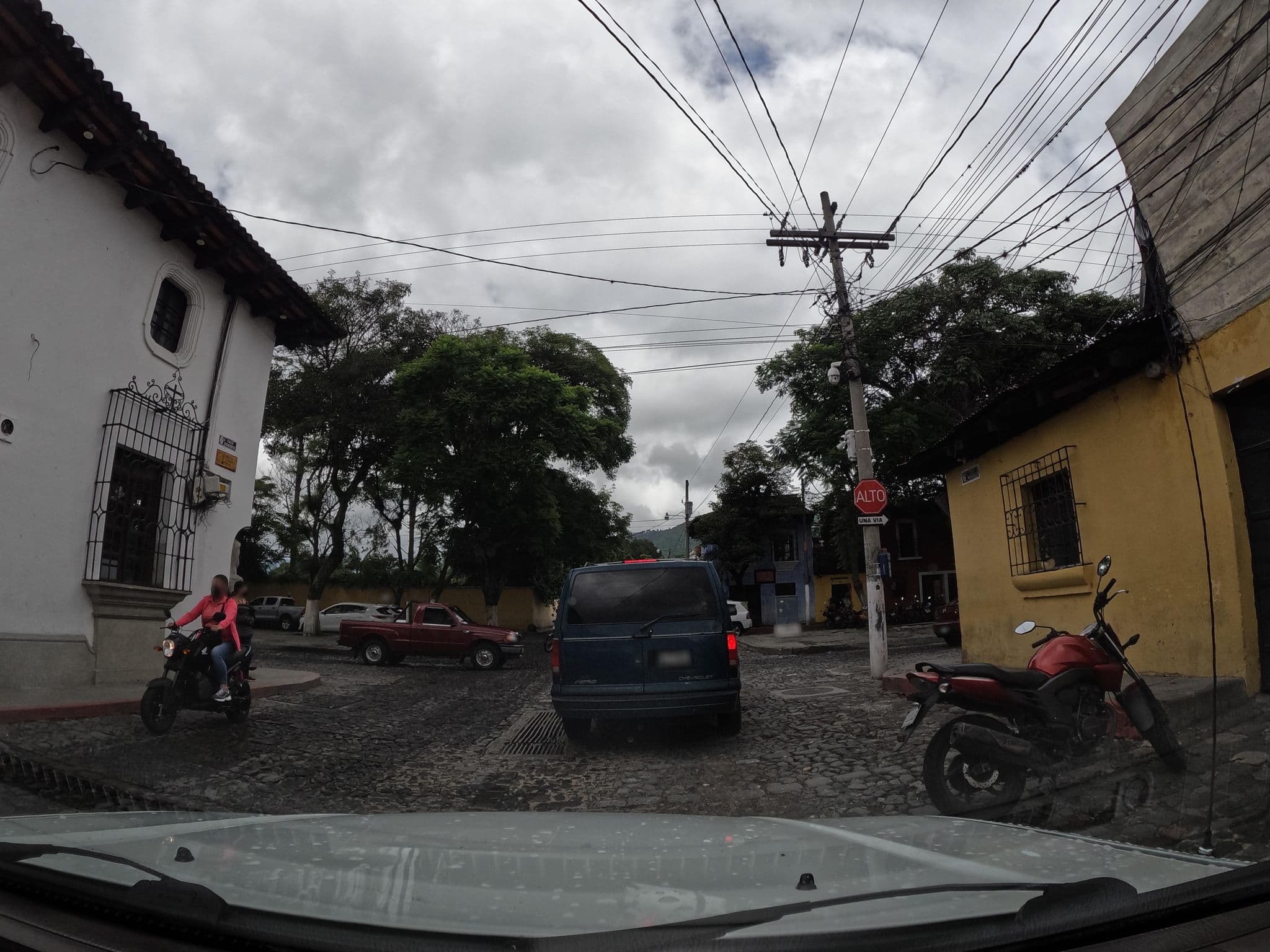 Street view near Hostal Tecolote, Antigua Guatemala — © Kaart_Local (CC BY-SA · Mapillary)