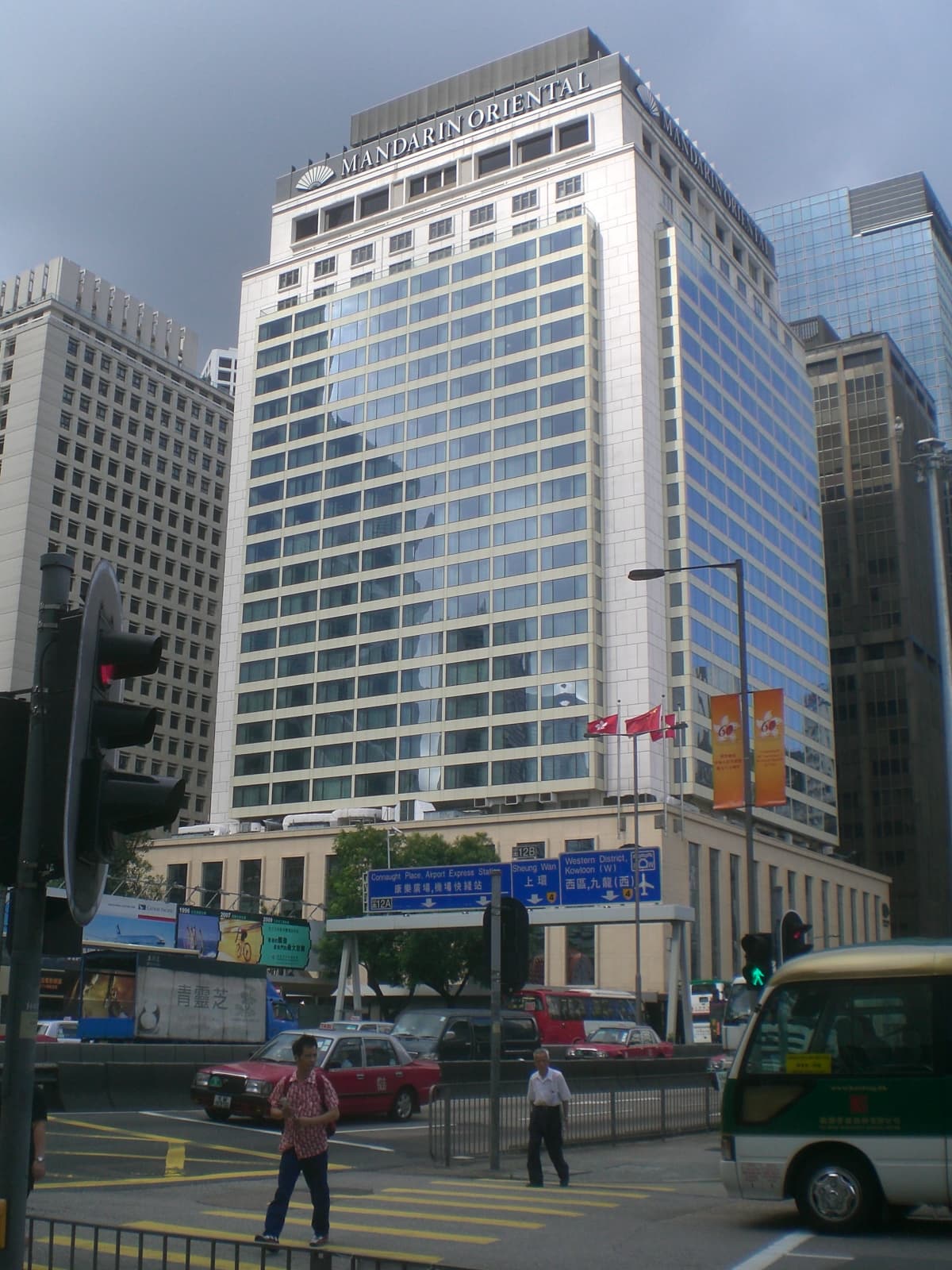 香港文華東方酒店 Mandarin Oriental, Hong Kong (via Wikimedia Commons, CC BY-SA 3.0)