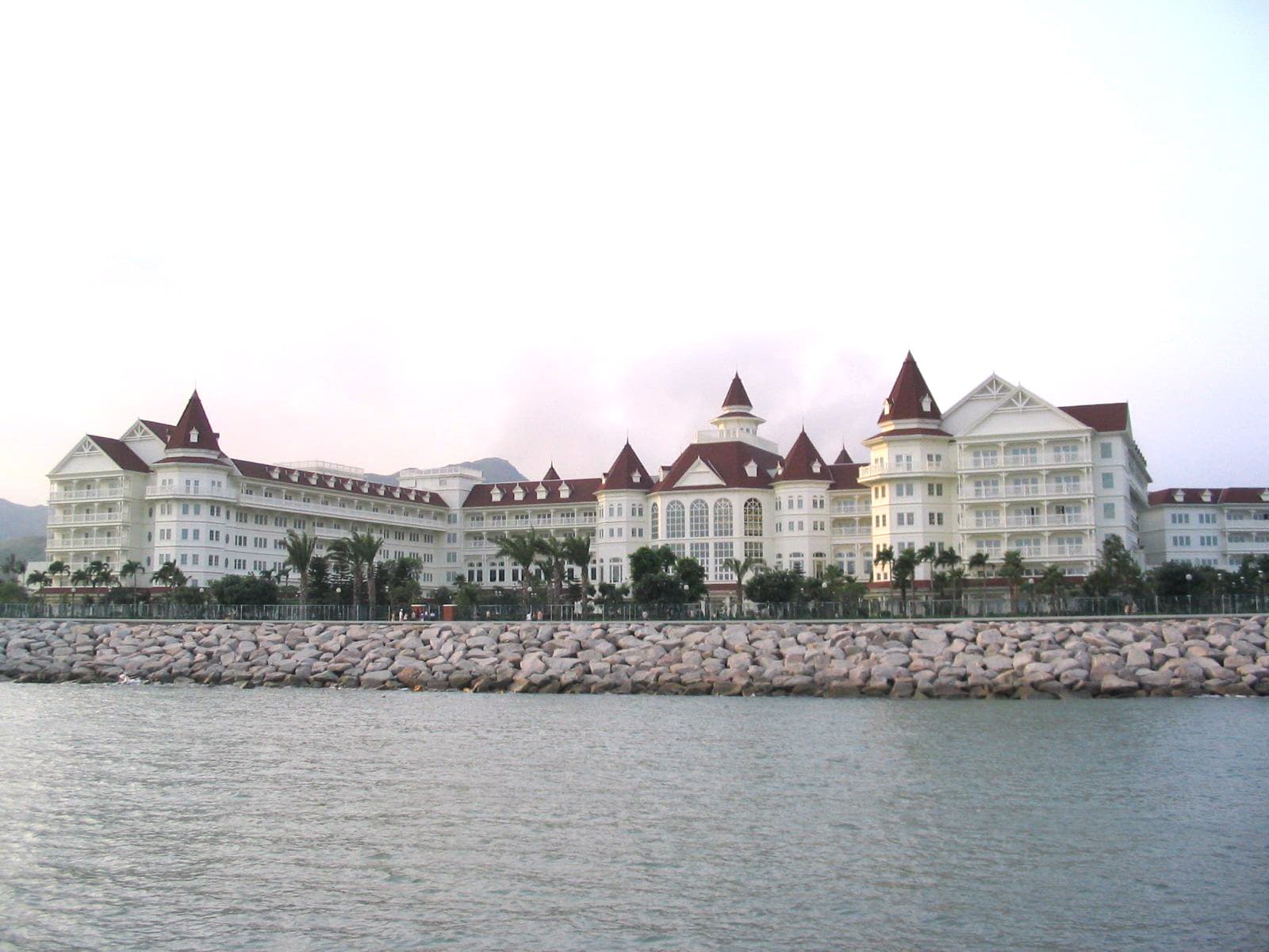 香港迪士尼樂園酒店 Hong Kong Disneyland Hotel (via Wikimedia Commons, CC BY-SA 2.5)