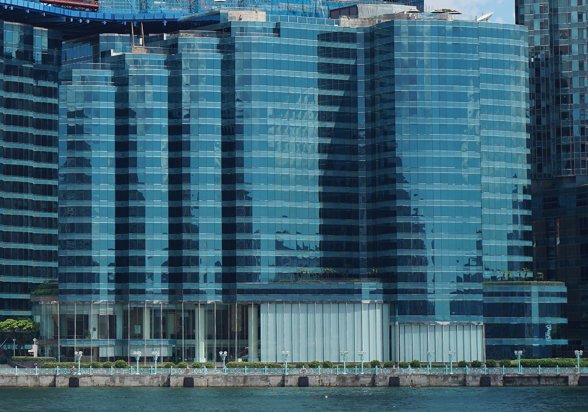 九龍海逸君綽酒店 Harbour Grand Kowloon (via Wikimedia Commons, CC BY-SA 4.0)
