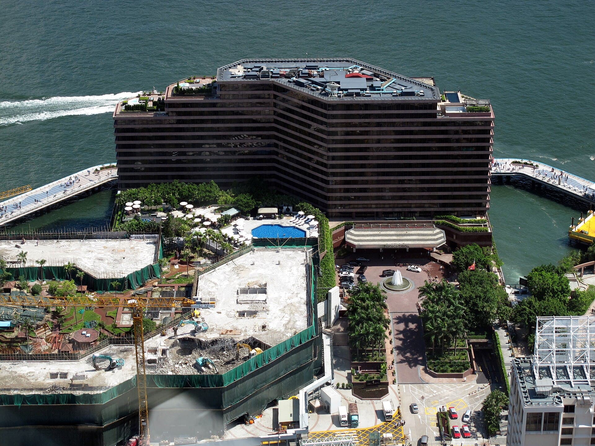 香港麗晶酒店 Regent Hong Kong (via Wikimedia Commons, CC BY 3.0)