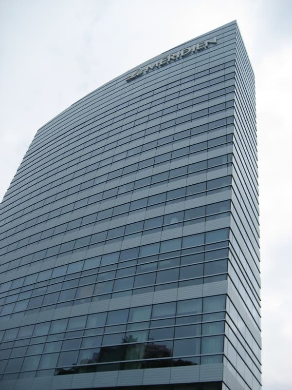 數碼港艾美酒店 Le Méridien Cyberport (via Wikimedia Commons, CC BY-SA 3.0)