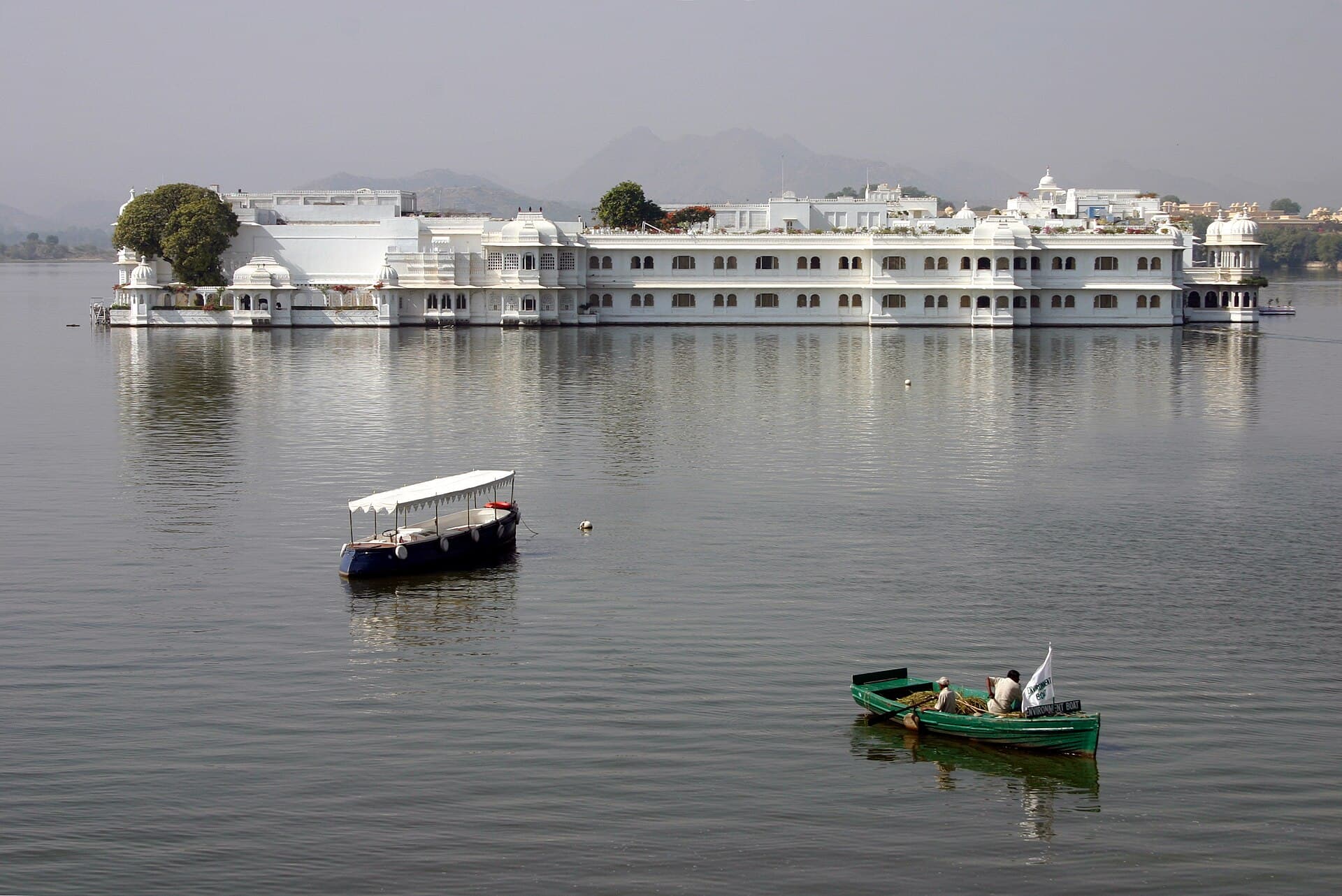 Taj Lake Palace (via Wikimedia Commons, CC BY-SA 3.0)