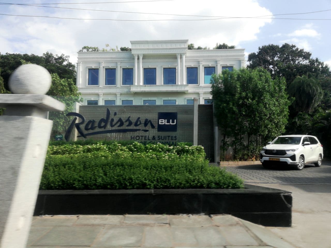 Radisson Blu Hotel (via Wikimedia Commons, CC0)