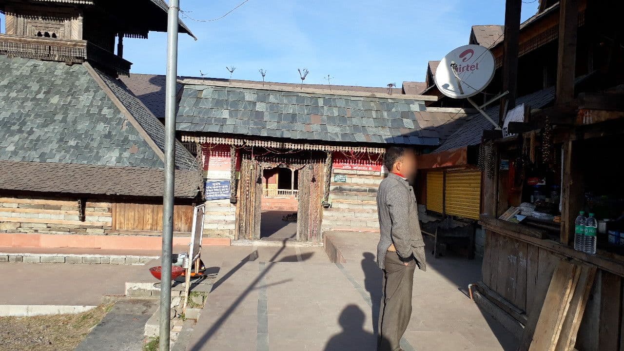 Street view near Parashar Temple Sarai, Pāndoh — © maiti21 (CC BY-SA · Mapillary)