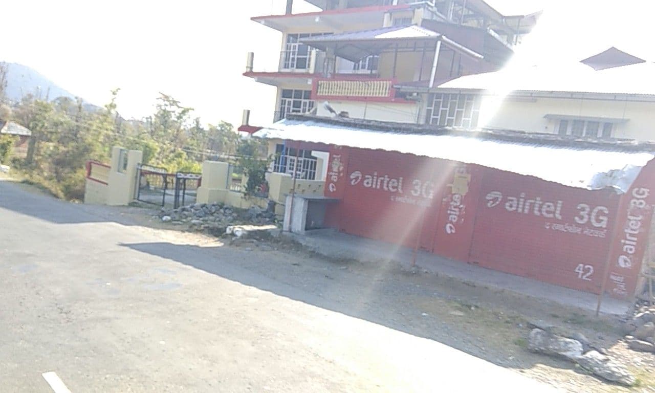 Street view near Himani Guest House, Yol Cantonment — © bholekibhasam (CC BY-SA · Mapillary)