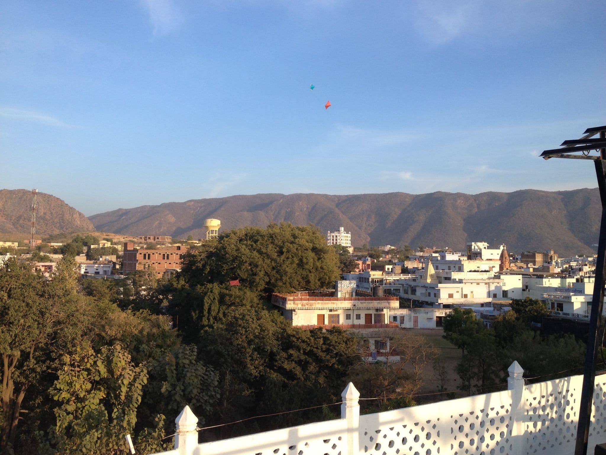 Street view near White House, Pushkar — © elisetufvesson (CC BY-SA · Mapillary)