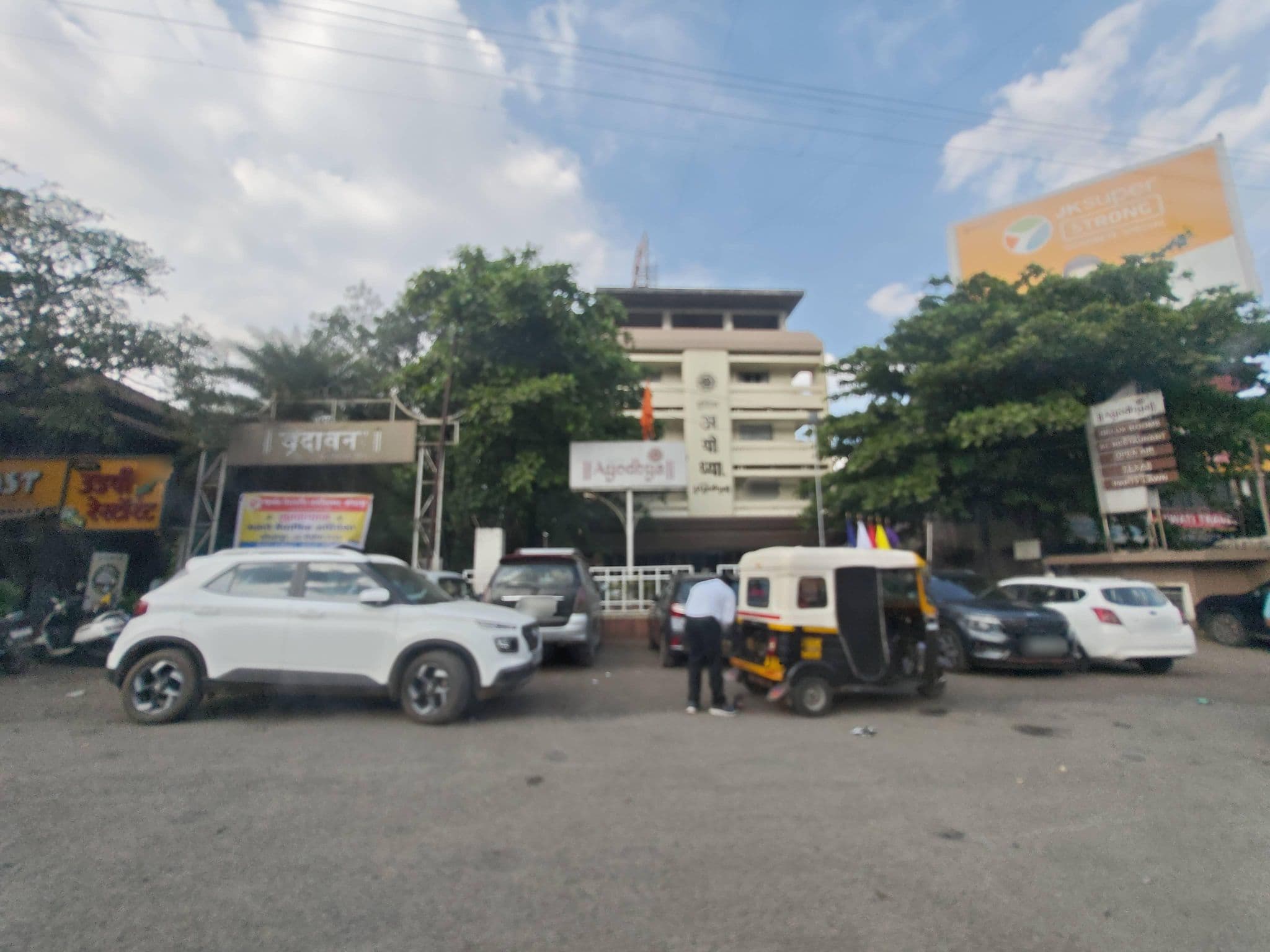 Street view near Hotel Ayodhya, Kolhāpur — © AmrutaA (CC BY-SA · Mapillary)