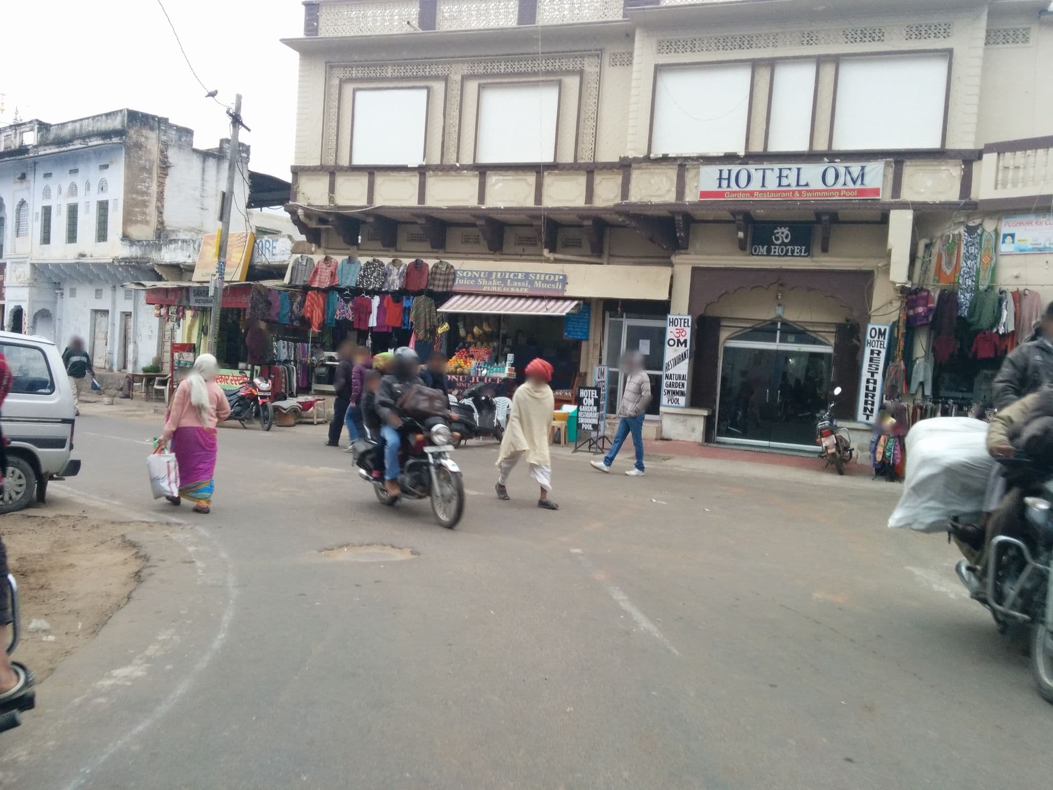 Street view near Hotel Sarovar, Pushkar — © sashazykov (CC BY-SA · Mapillary)