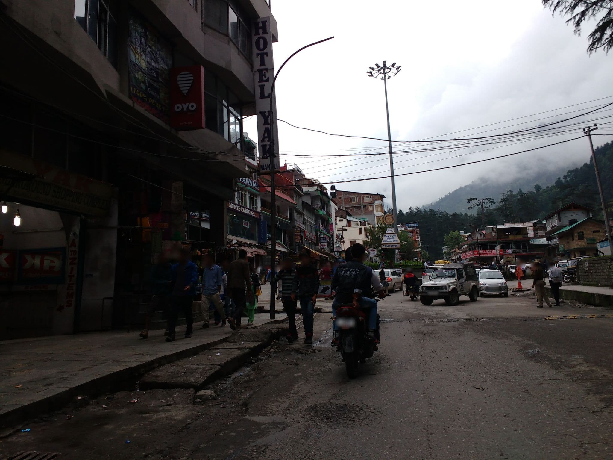 Street view near Chelsea, Kulu — © srividya (CC BY-SA · Mapillary)