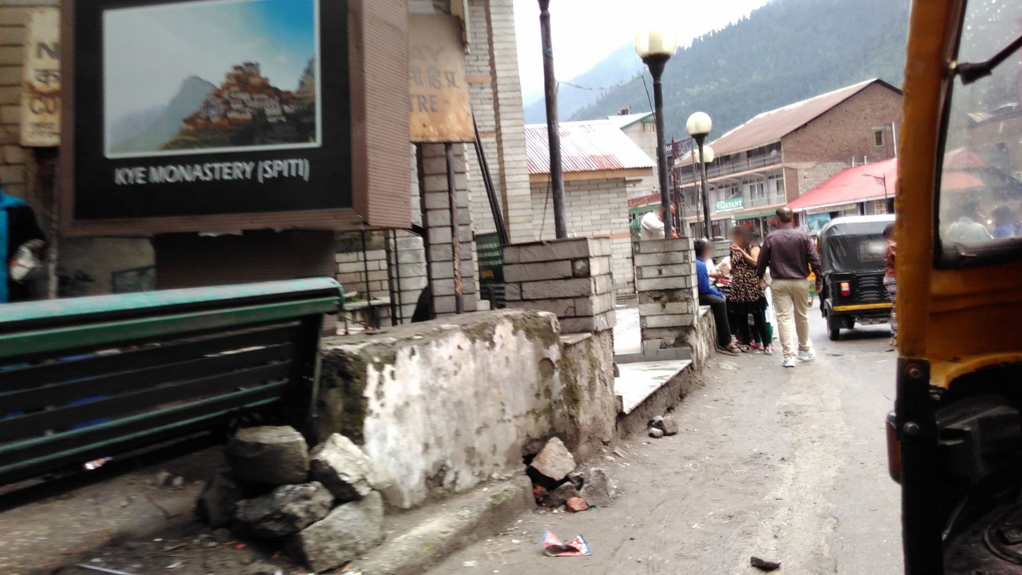 Street view near Kunzam, Kulu