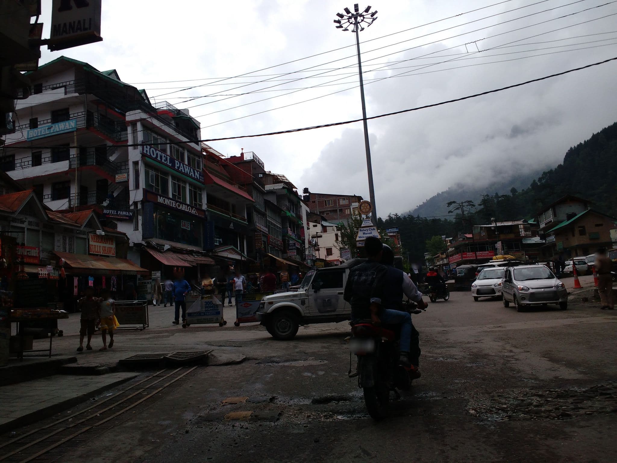 Street view near Yak, Kulu