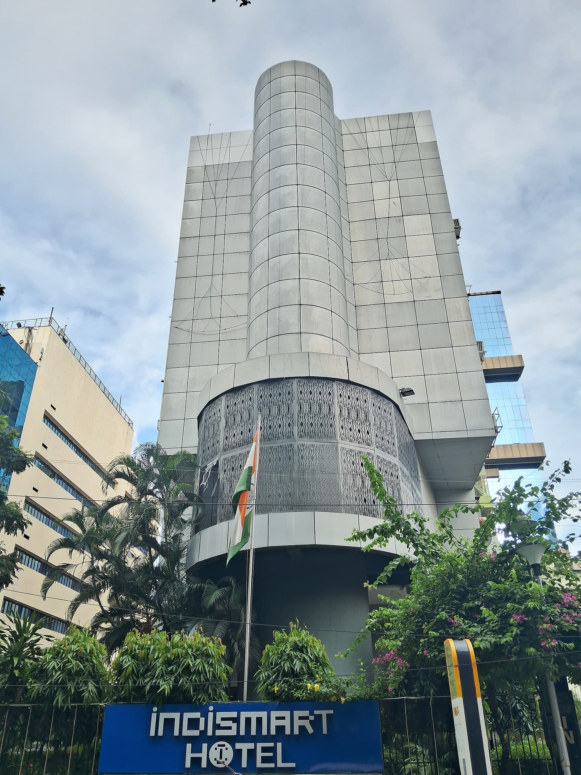 Indismart Hotel (via Wikimedia Commons, CC BY-SA 4.0)