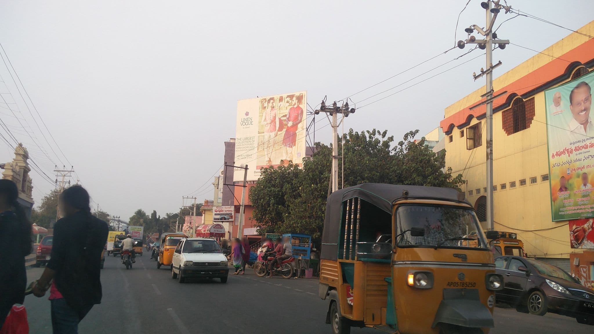 Street view near The Rajamehendravara Vysya Vidyardhi Vasati Gruha Abhivrudhi Samgham, Rajamahendravaram — © jothirnadh (CC BY-SA · Mapillary)