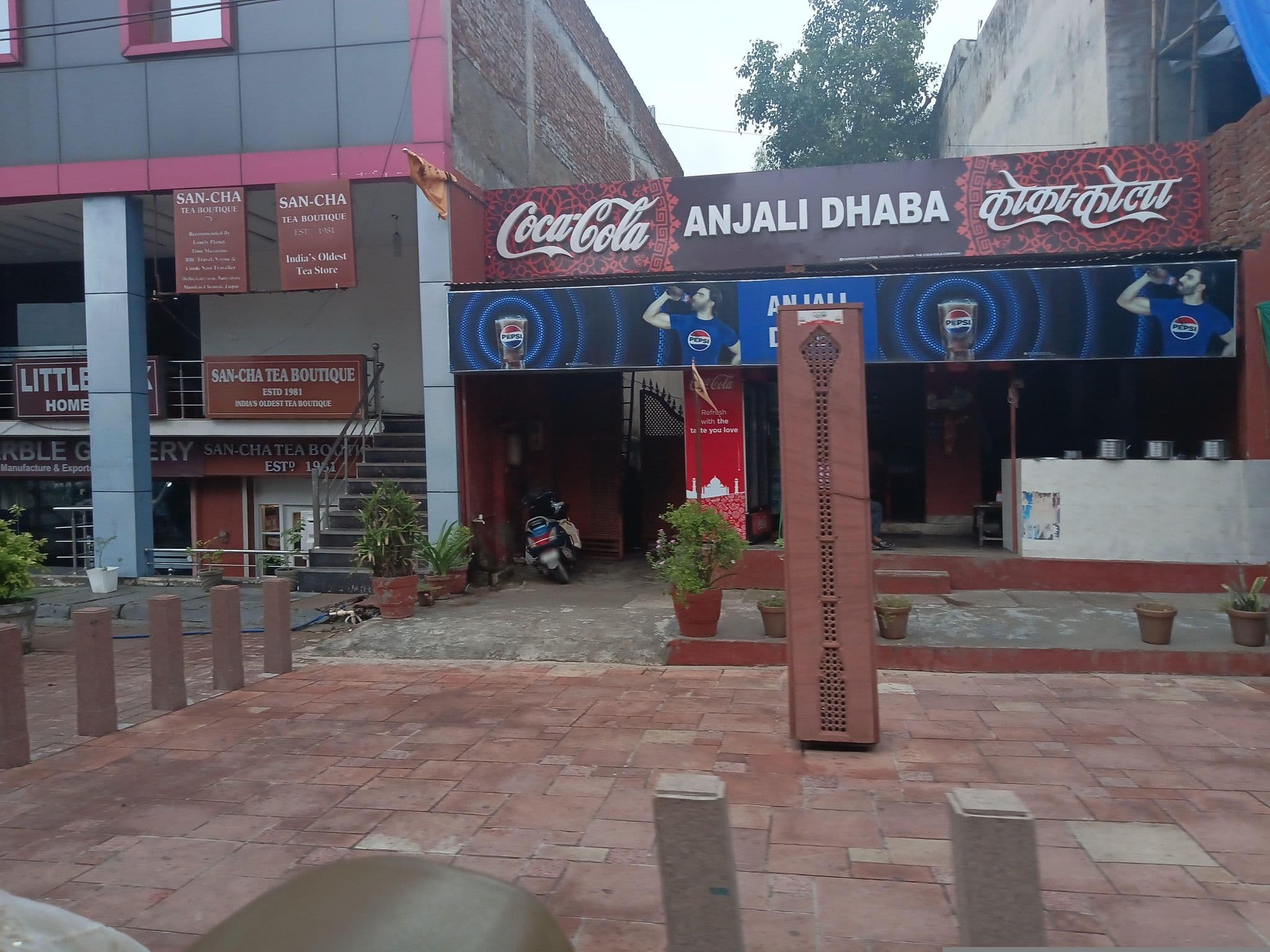 Street view near Hotel Atulyaa Taj, Agra — © maheshika (CC BY-SA · Mapillary)