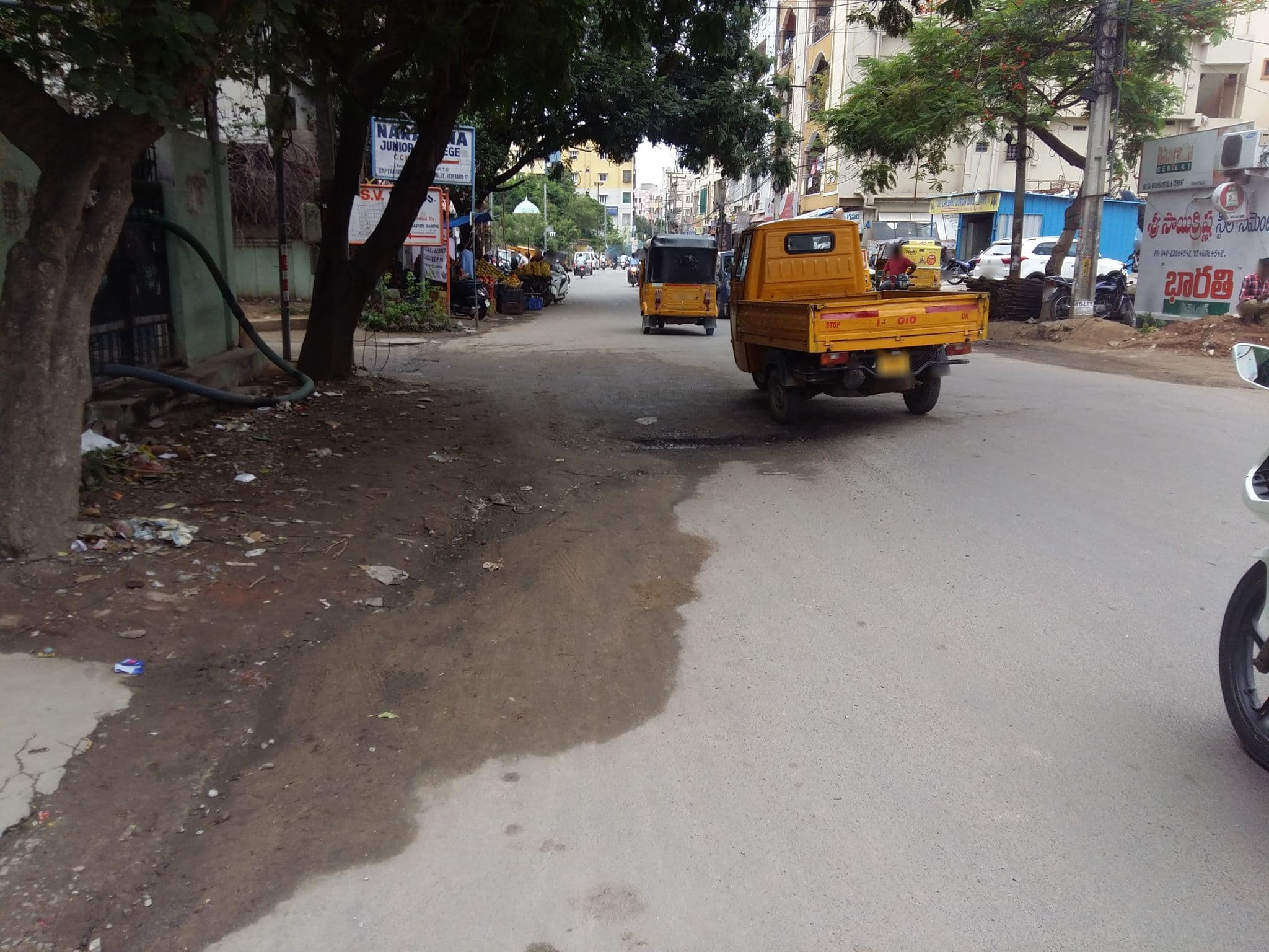 Street view near Narayana Hostel, Kukatpally