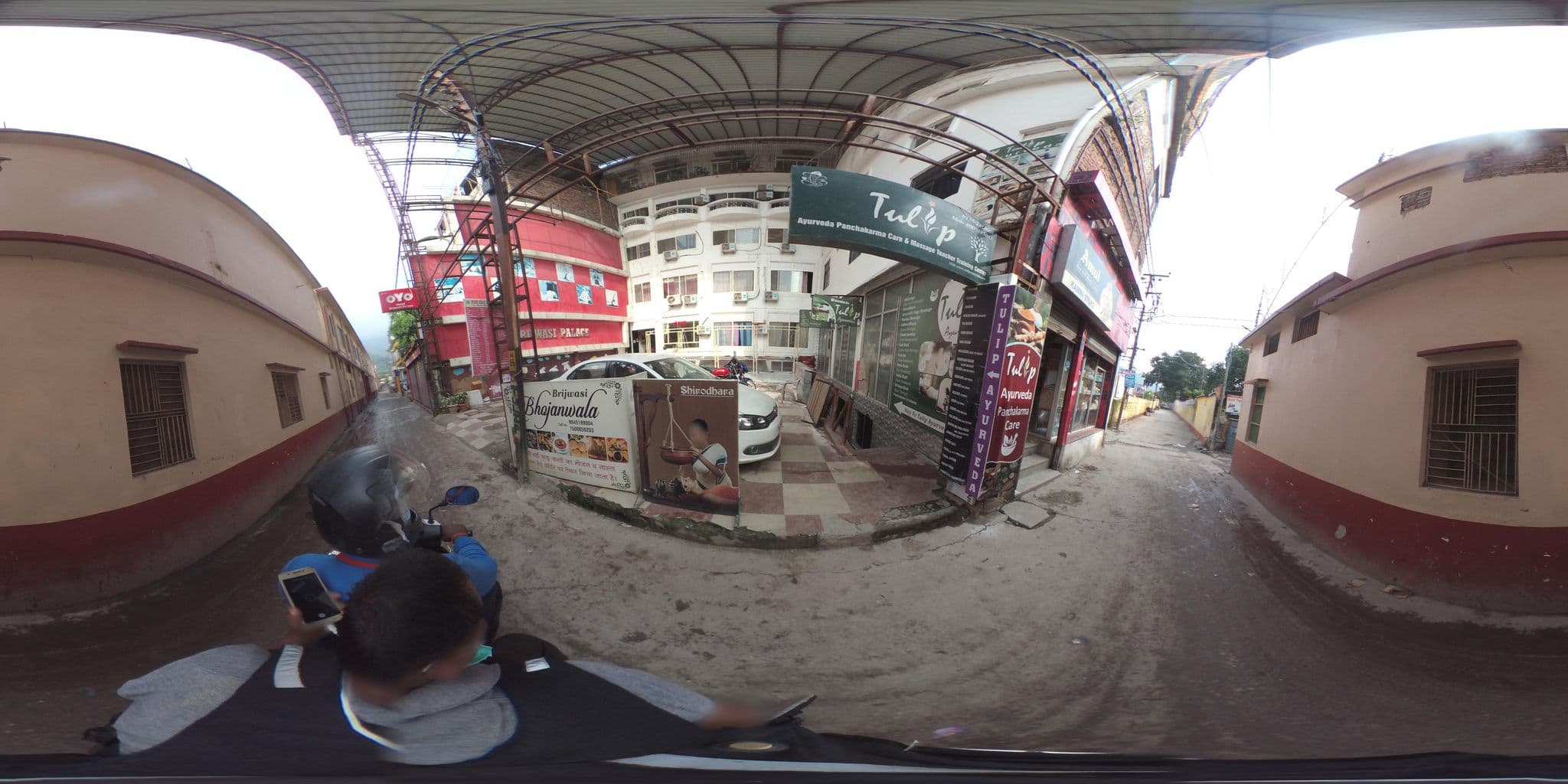 Street view near Yog Vashishth, Rishīkesh