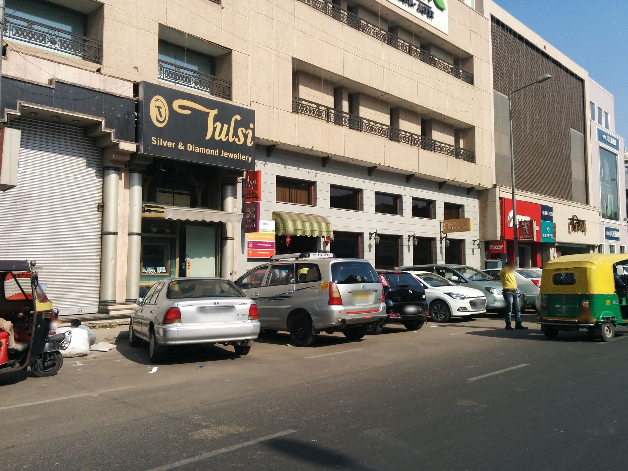 Street view near Leisure Inn, Jaipur