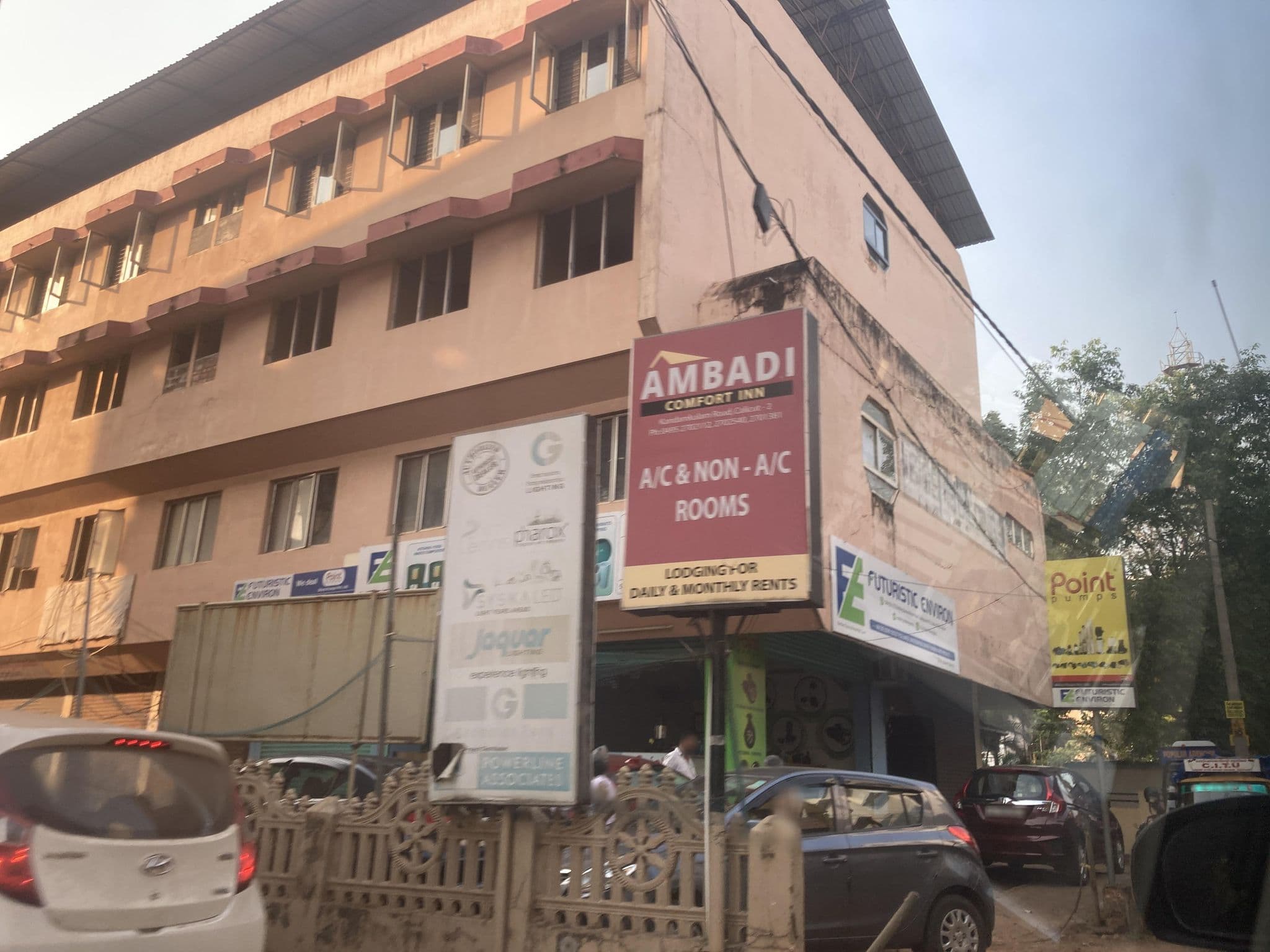 Street view near Shabab silver jubilee hostel, Kozhikode — © livableurbanism (CC BY-SA · Mapillary)