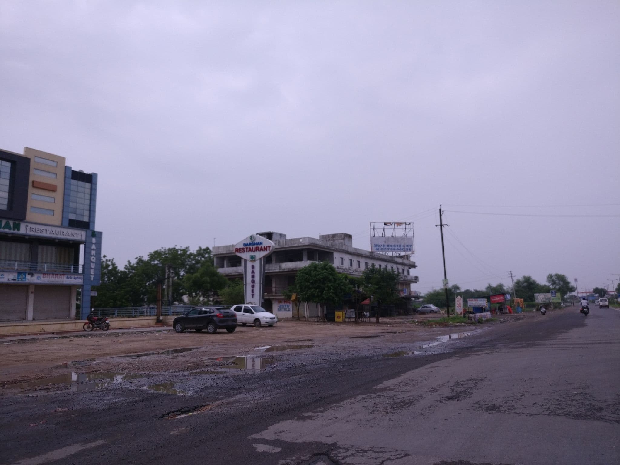 Street view near Darahan hotel, Mahesāna — © abidandroid286 (CC BY-SA · Mapillary)