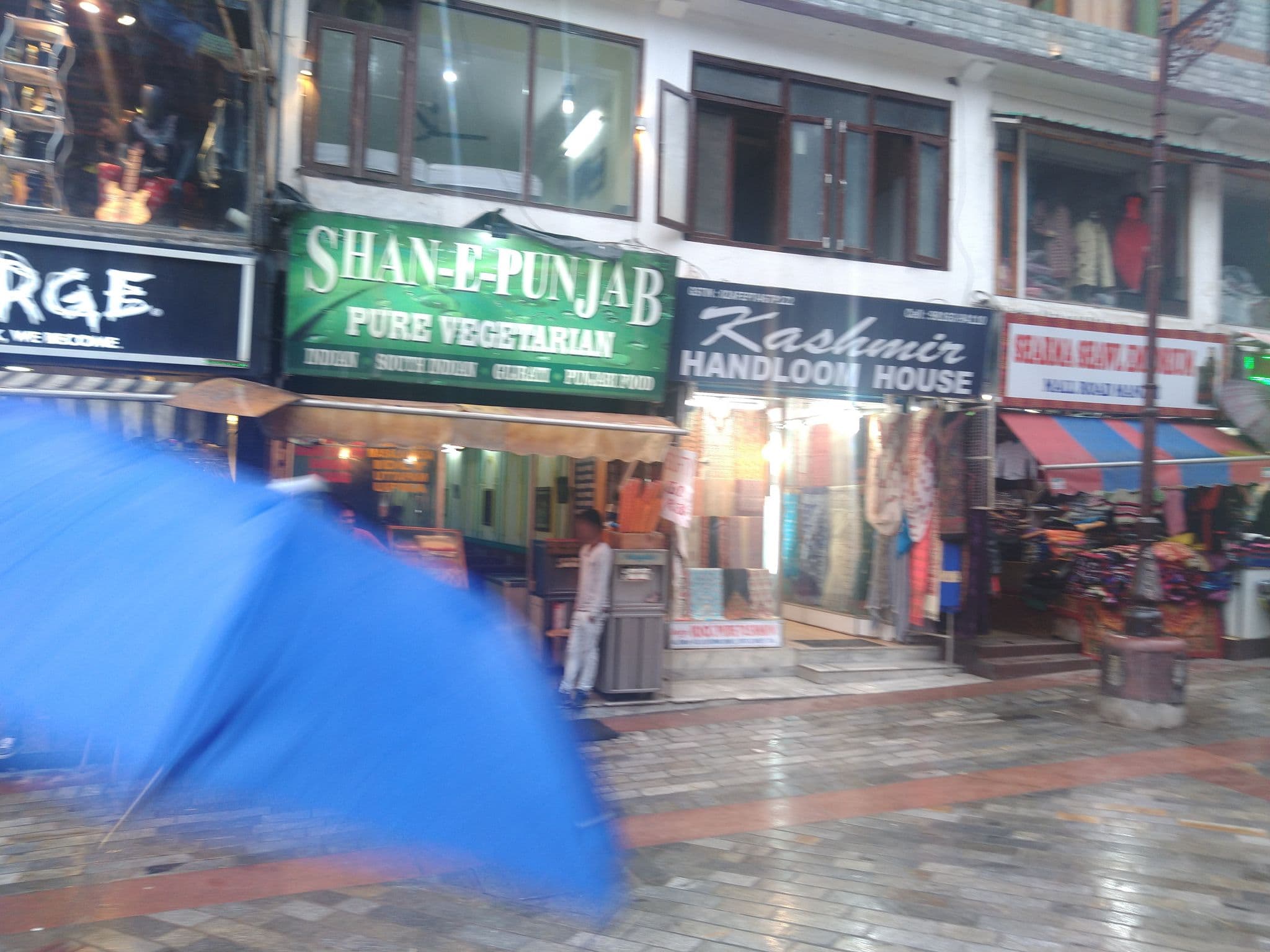 Street view near Hotel Kunzam Bar & Restaurant, Kulu