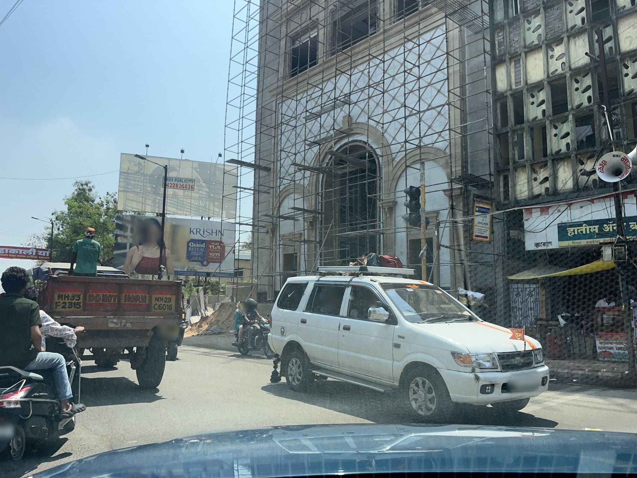 Street view near hotel girnar, Chānda — © Absawant (CC BY-SA · Mapillary)