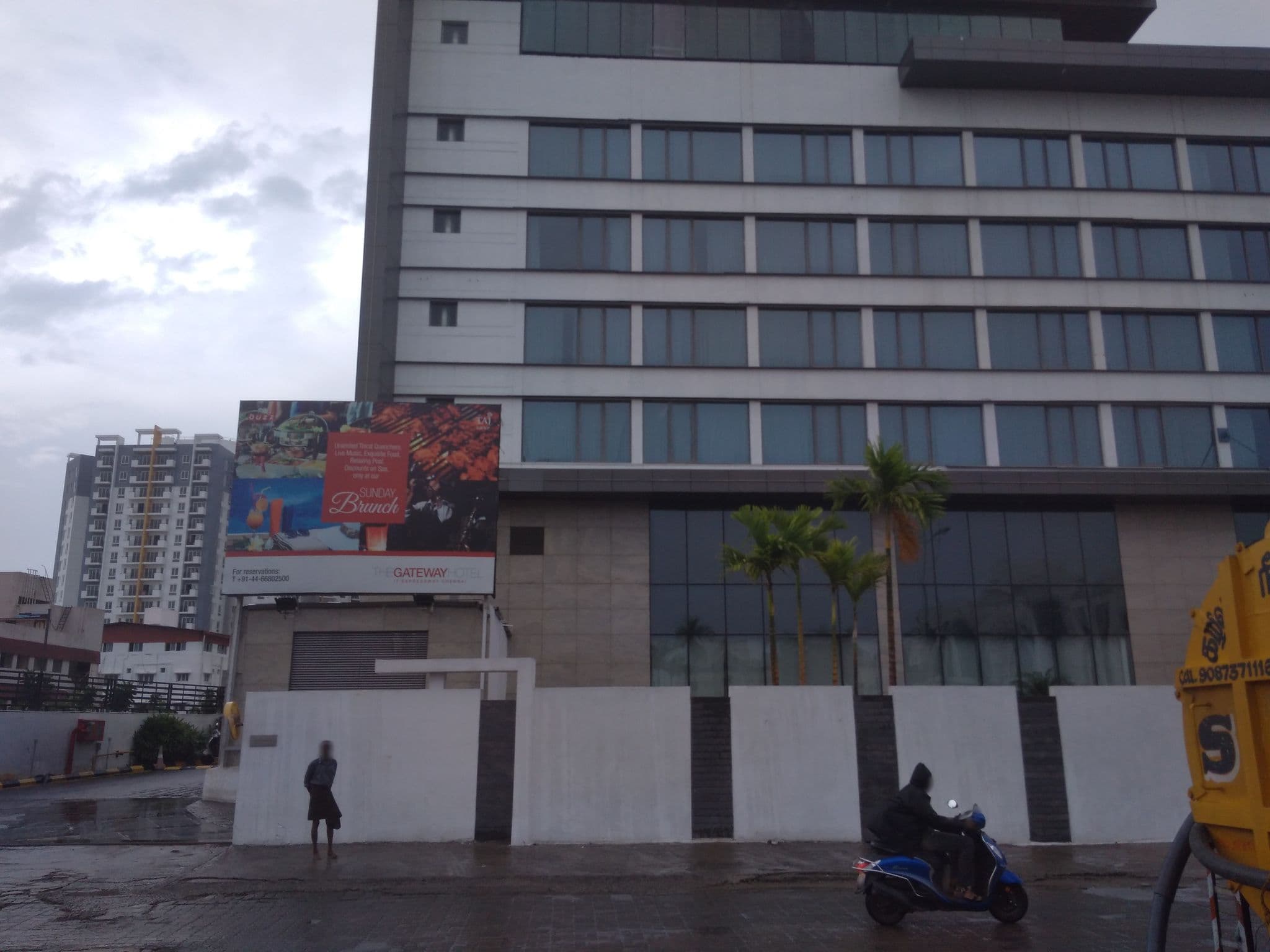 Street view near The Gateway Hotel IT Expressway Chennai, Sholinganallur — © ephu (CC BY-SA · Mapillary)