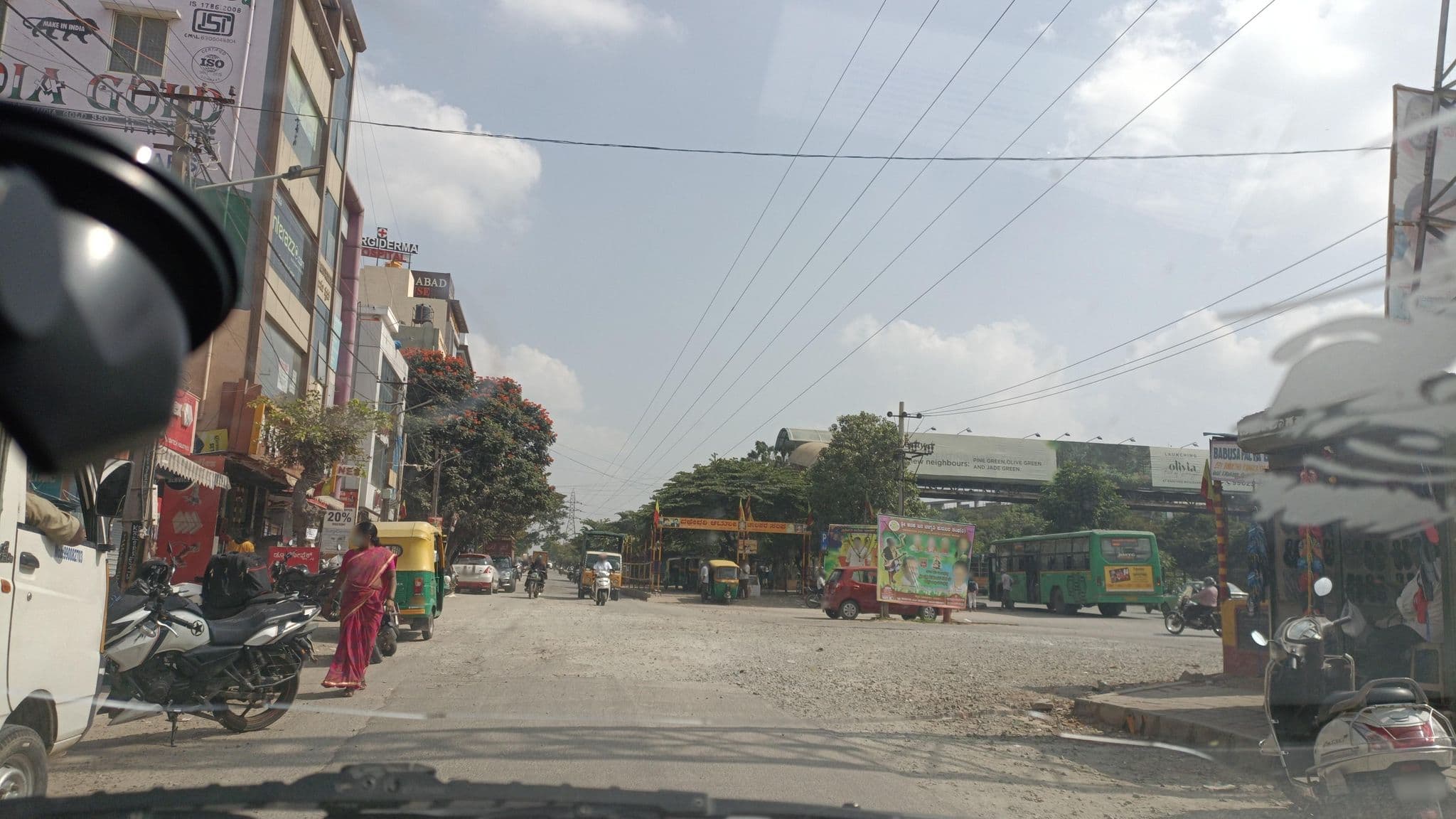 Street view near Hotel Little Imperial, Bengaluru