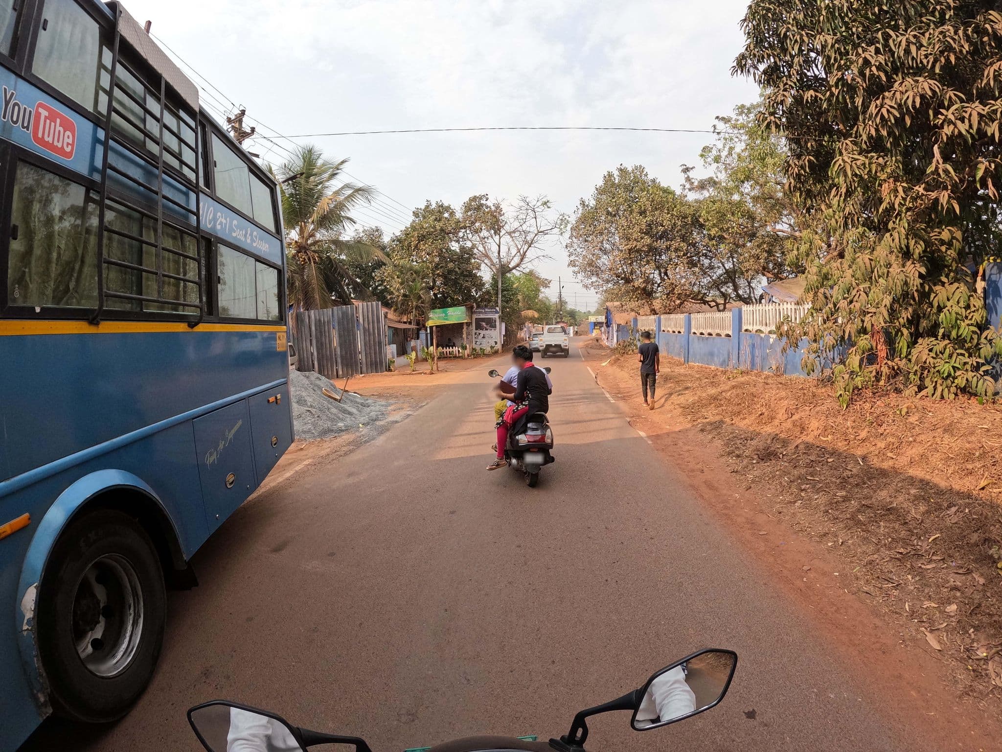 Street view near Meraden La Oasis, Anjuna — © lucomsky (CC BY-SA · Mapillary)