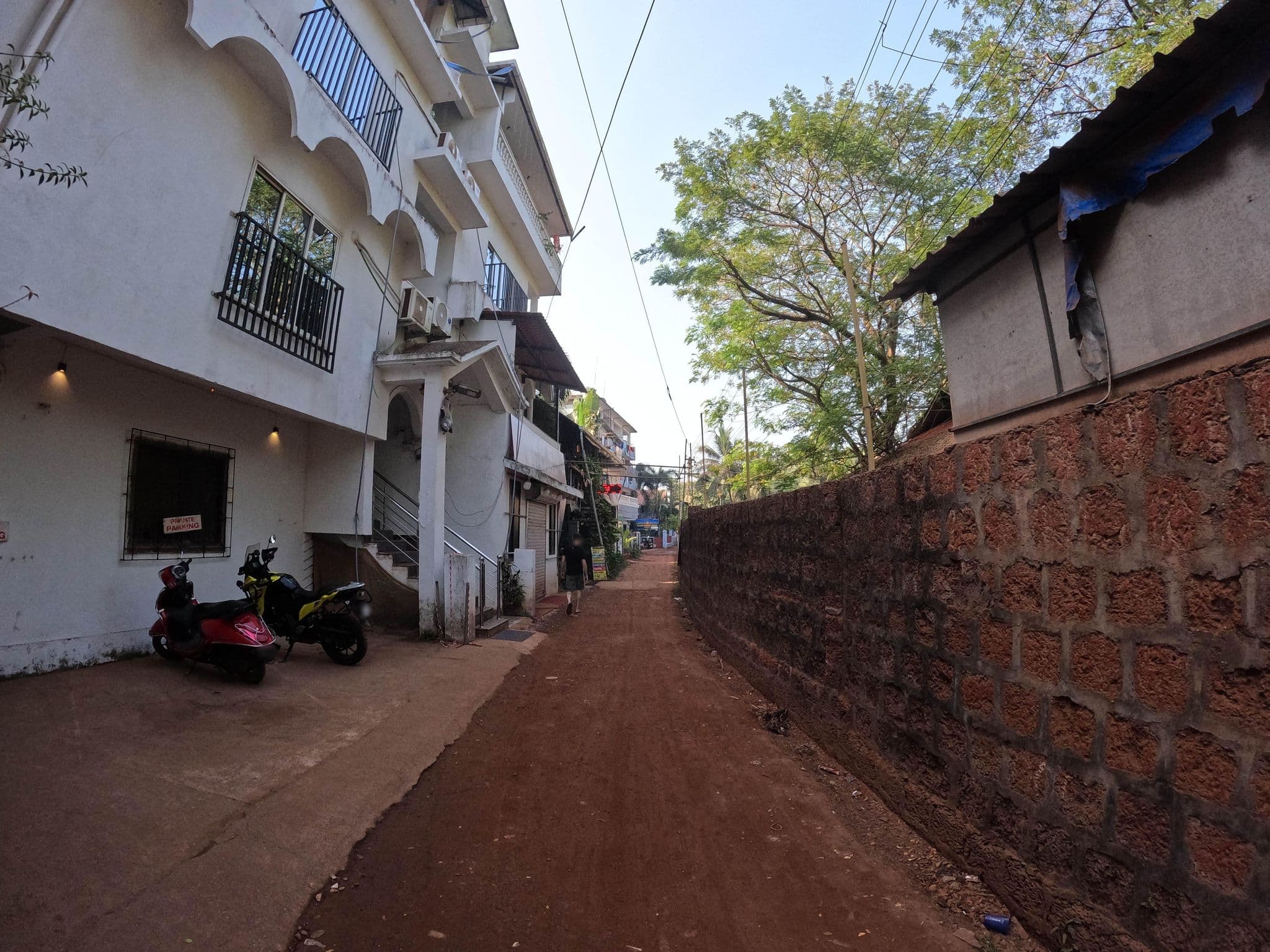 Street view near Midgard Guesthouse, Morjim — © lucomsky (CC BY-SA · Mapillary)