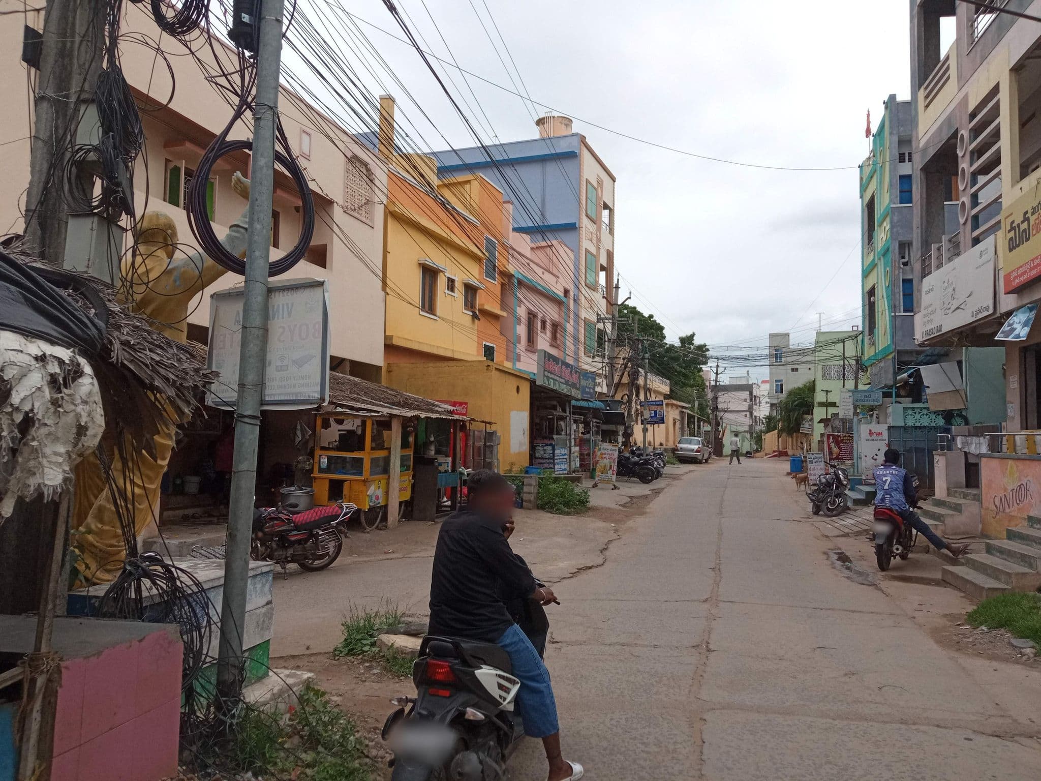 Street view near Mahima hotel, Vaddeswaram — © al7 (CC BY-SA · Mapillary)