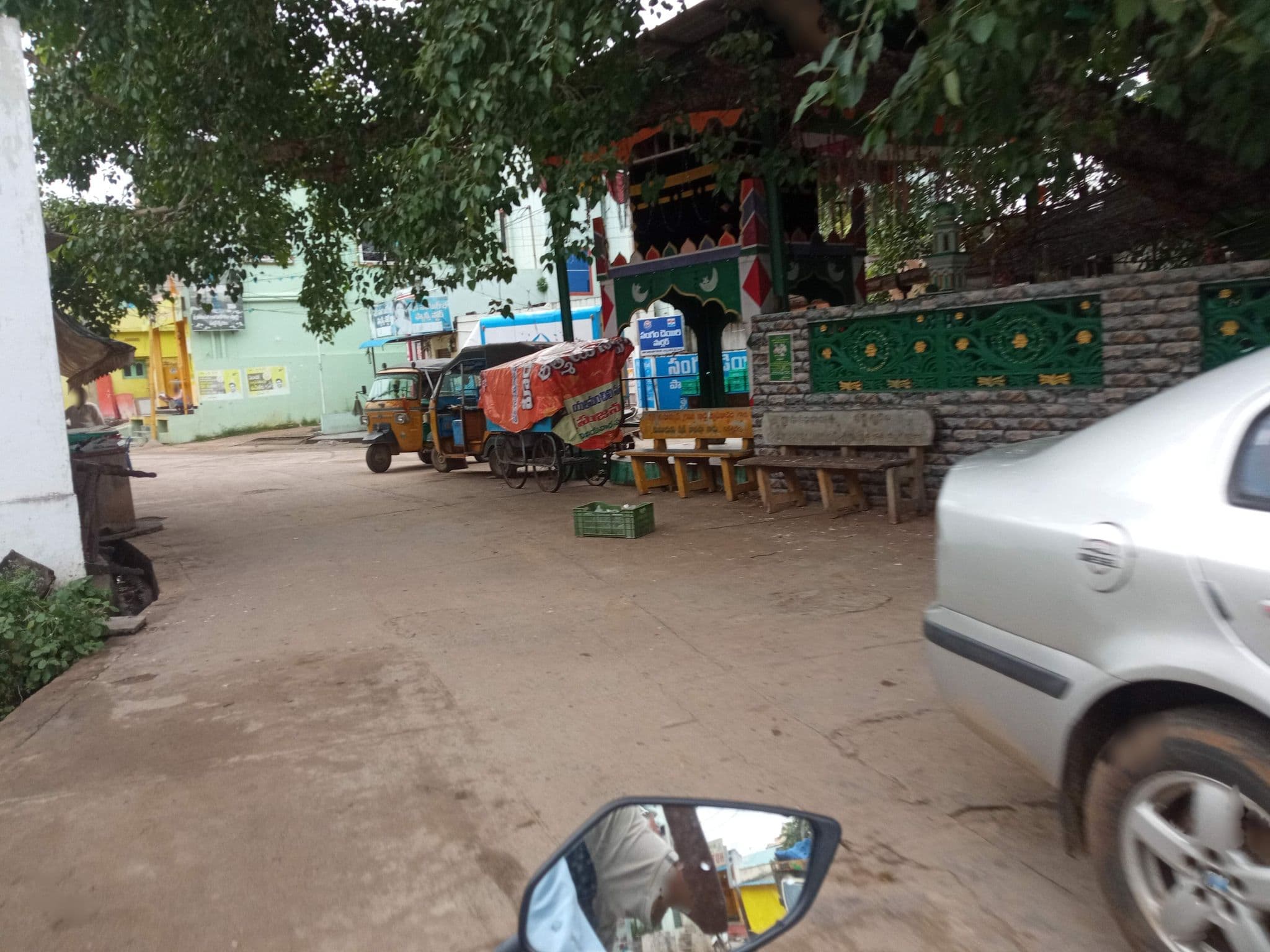 Street view near Shake Mirasa Restaurant, Vaddeswaram — © al7 (CC BY-SA · Mapillary)