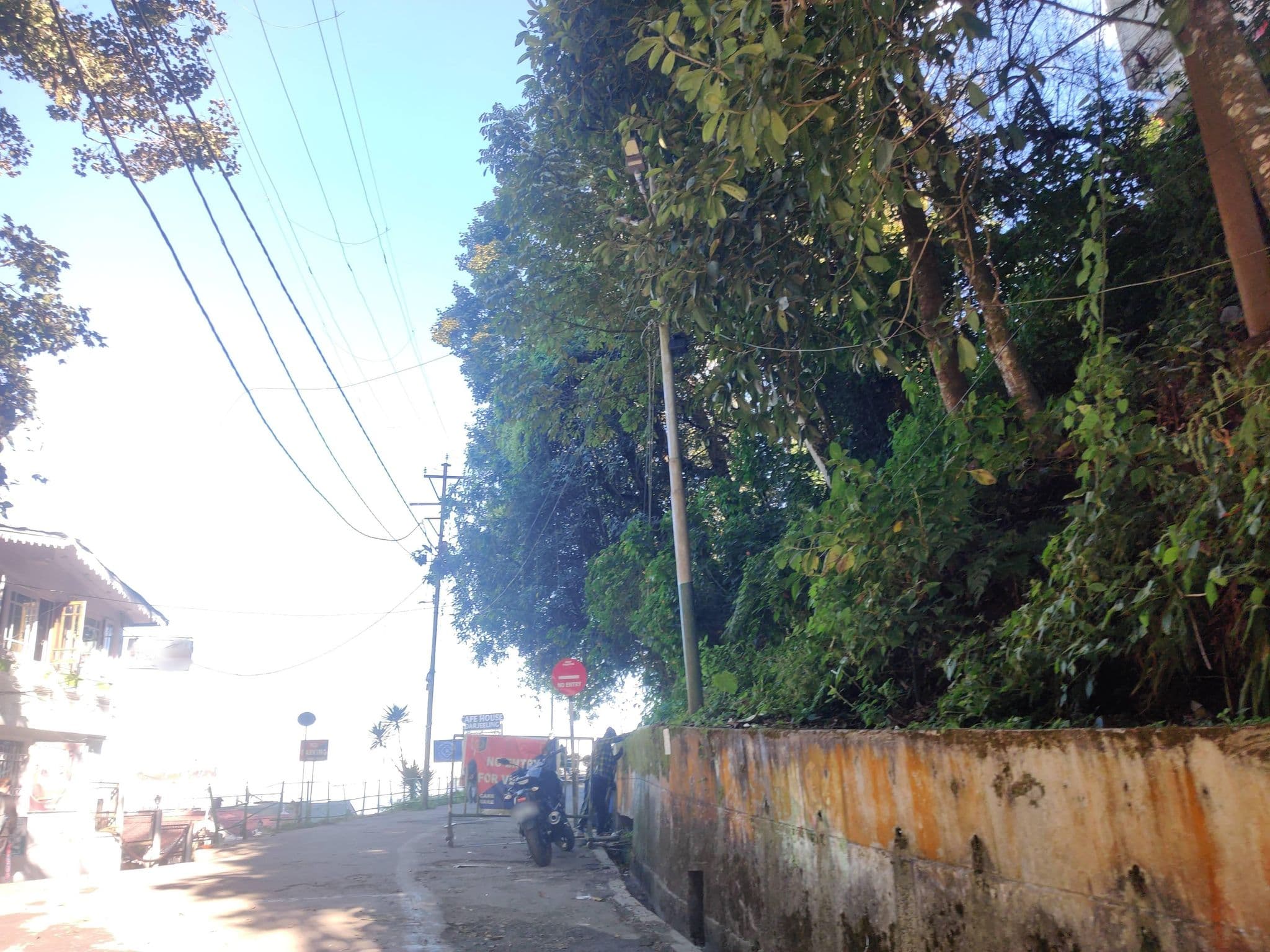 Street view near Highlander's Inn, Dārjiling — © Annecca06 (CC BY-SA · Mapillary)