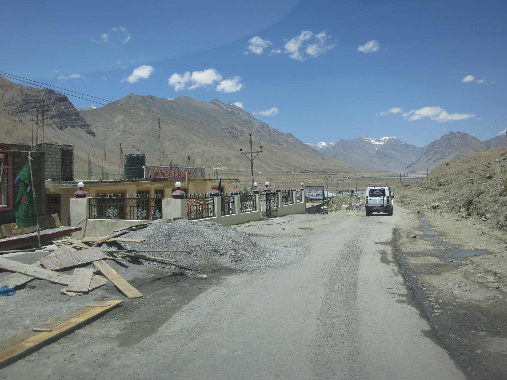 Street view near Cliff Palace hotel & restaurant, Sarāhan — © lto (CC BY-SA · Mapillary)