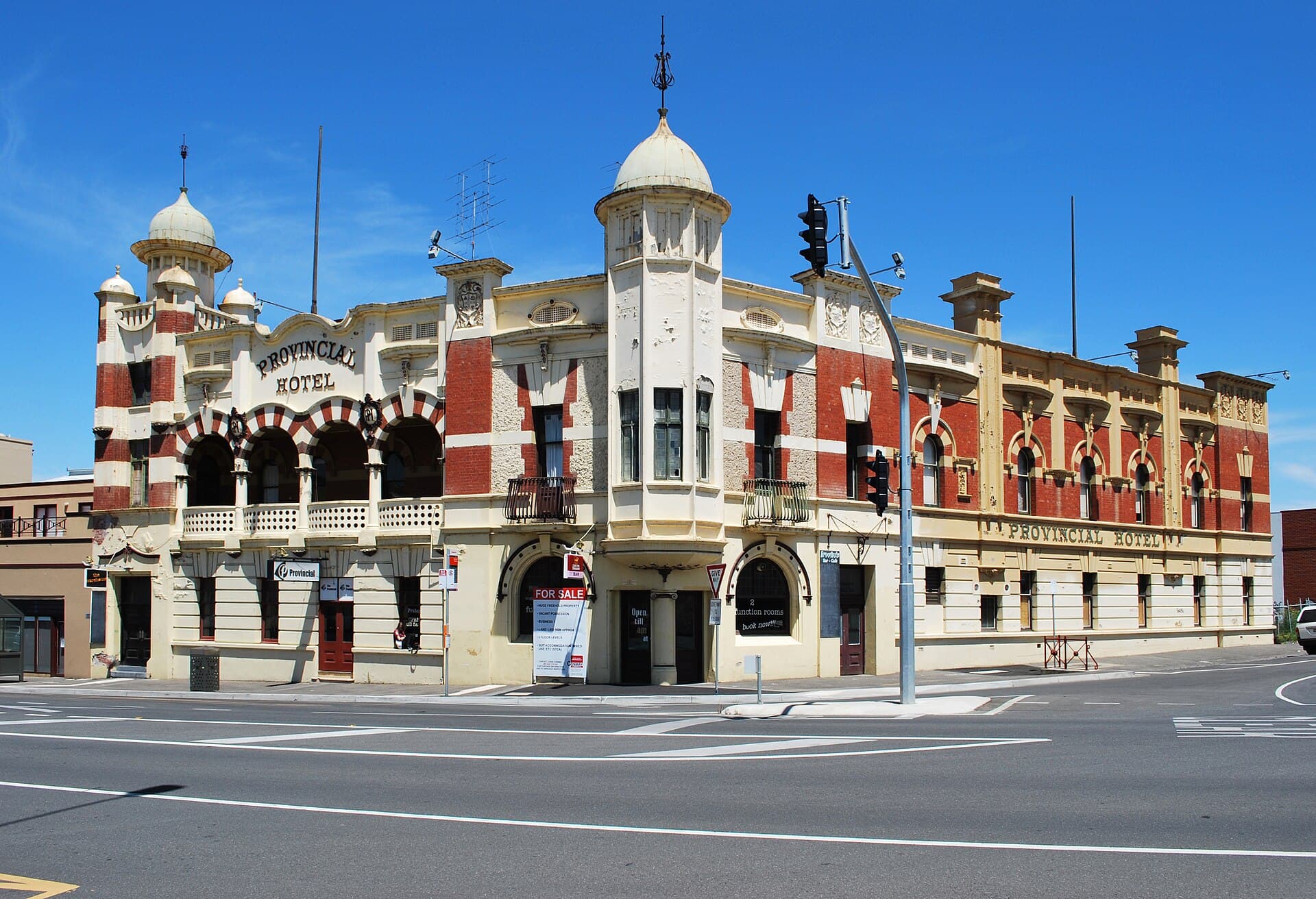 The Provincial Hotel (via Wikimedia Commons, CC BY 3.0)