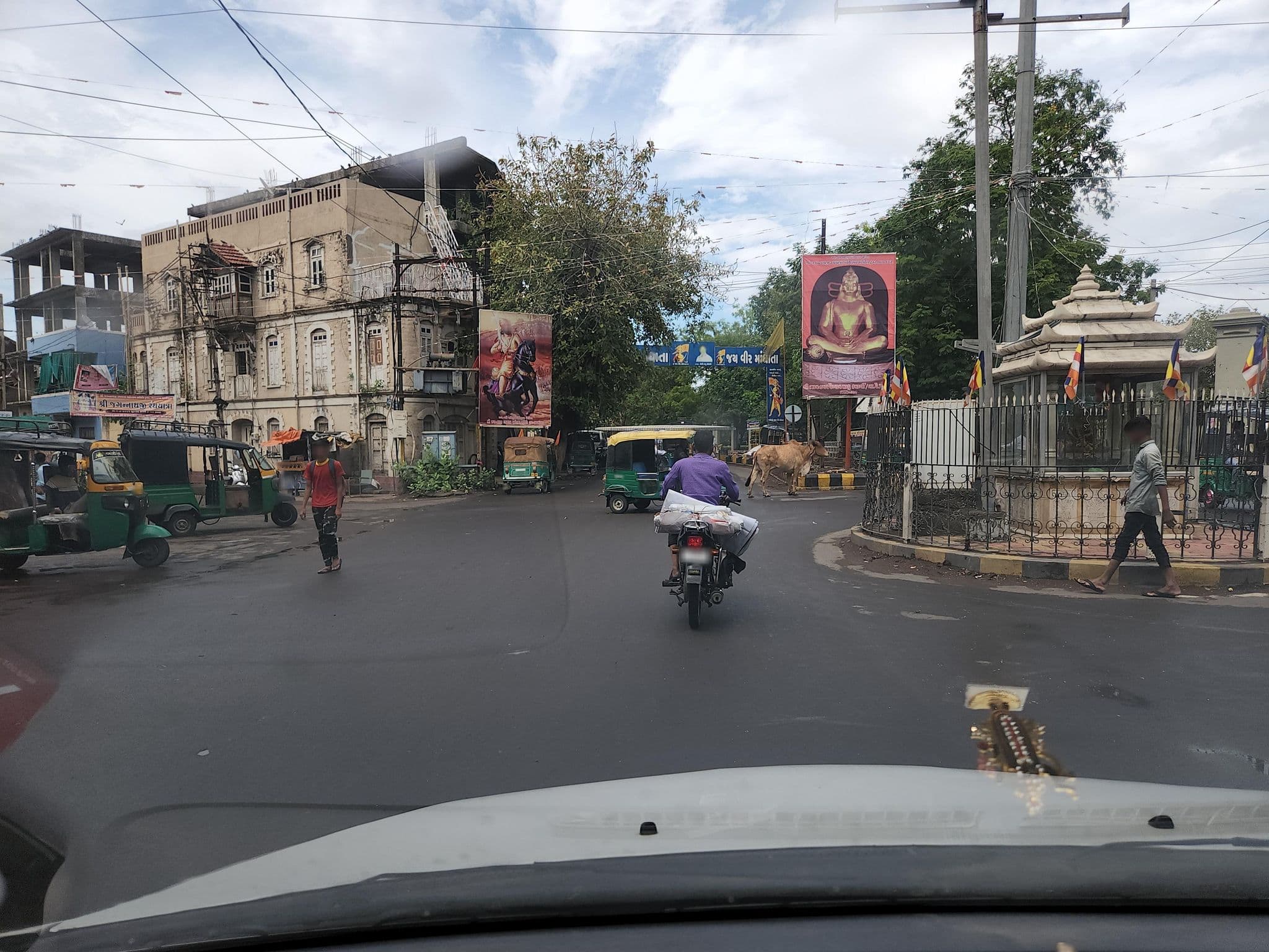 Street view near Bhavnagar;Hotel Sun ‘n Shine, Bhavnagar — © upendrakumar (CC BY-SA · Mapillary)