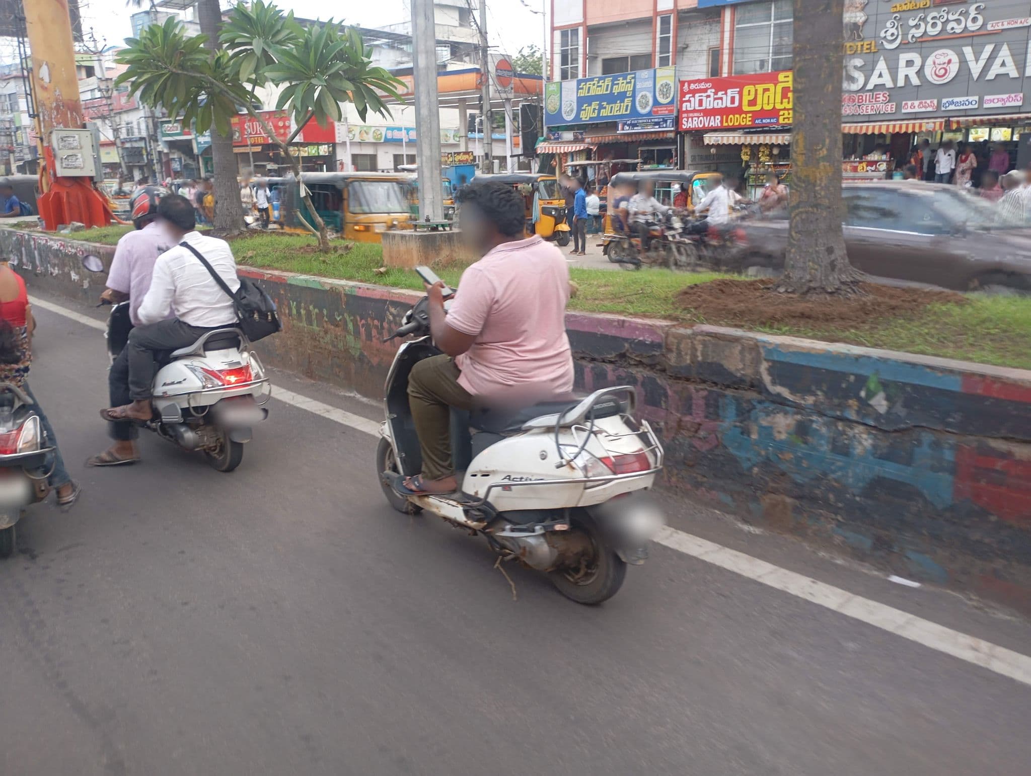 Street view near Sarovar Lodge, Guntur — © Bhavya_16 (CC BY-SA · Mapillary)