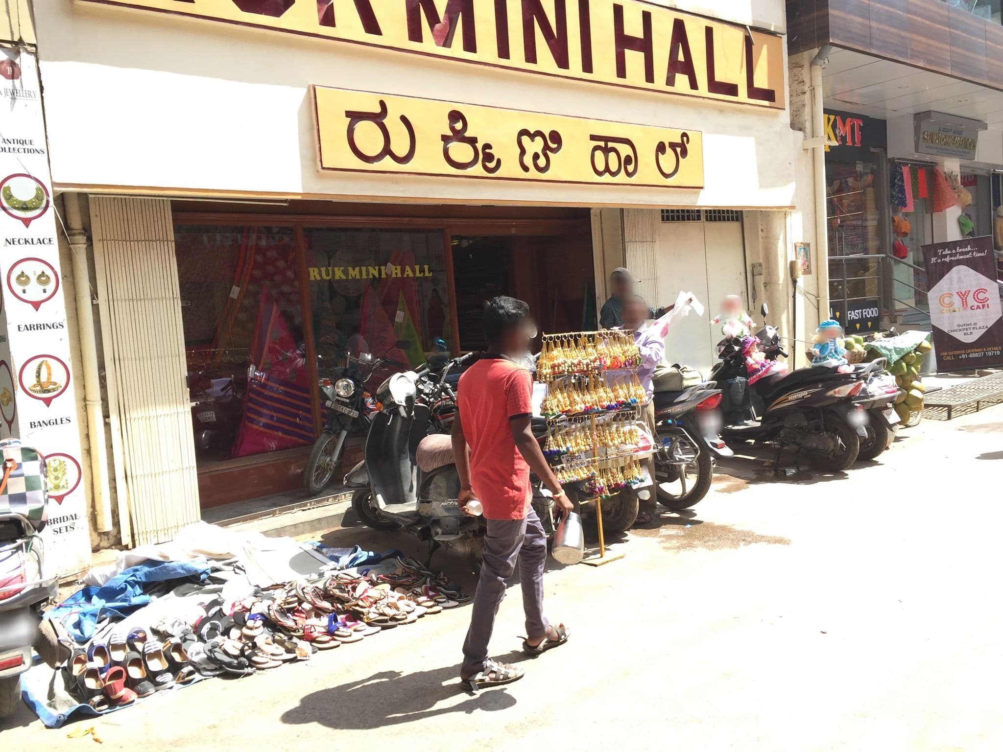 Street view near Danveer Sheth kapurchand rajmalji Jain shwetamber dharmshala, Bengaluru