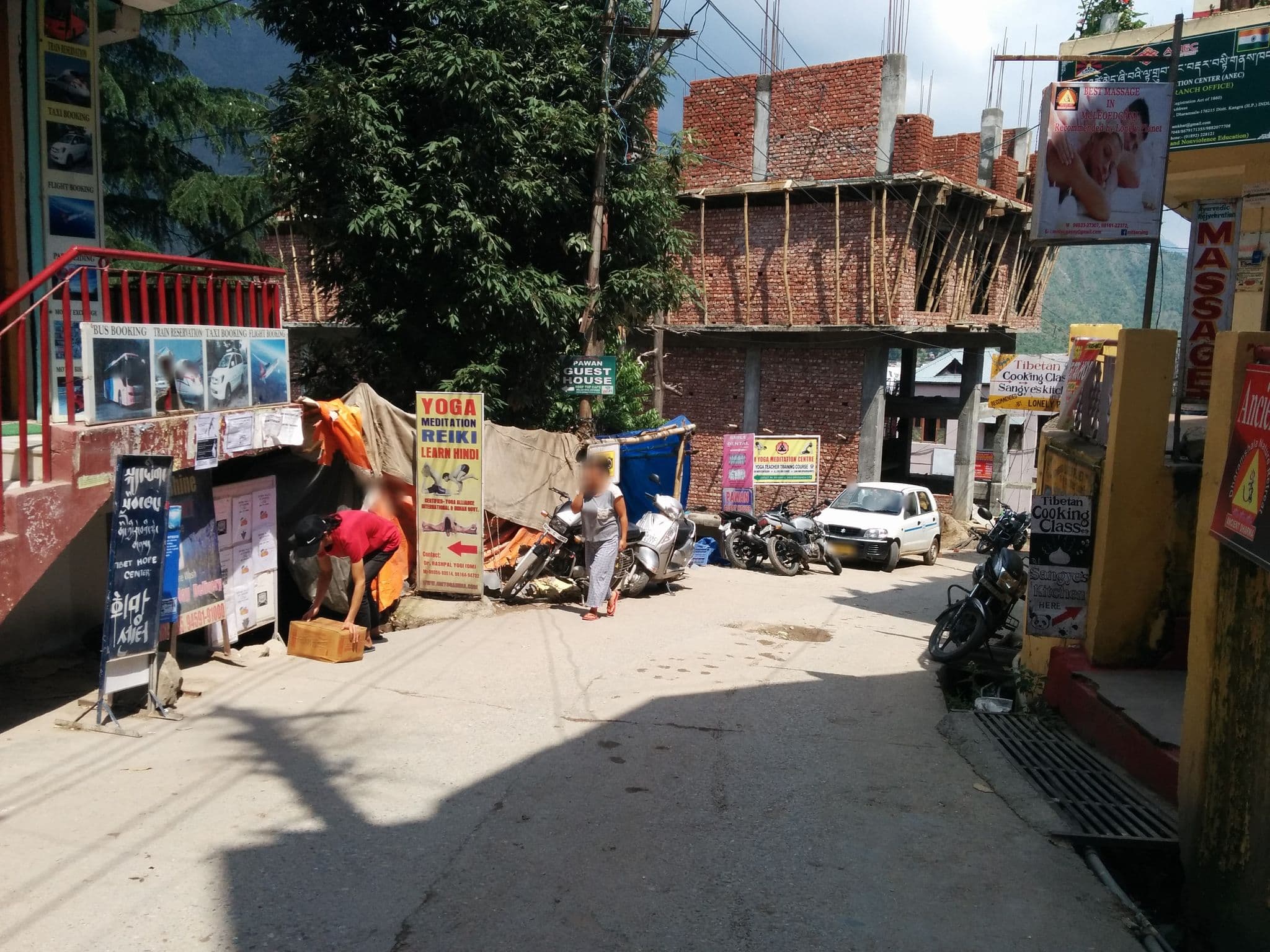 Street view near McLeod Backpackers, Dharamsala
