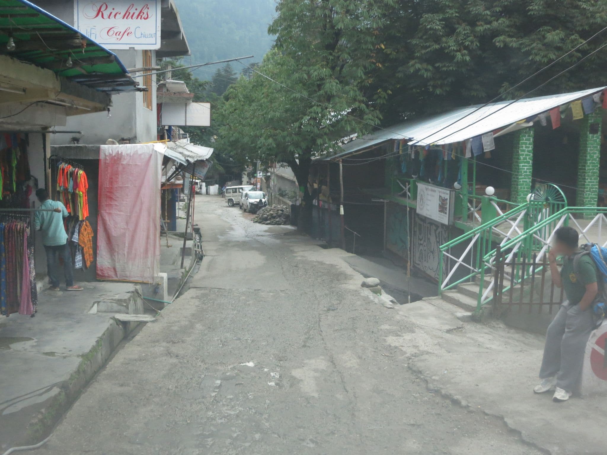 Street view near The Culture Nation Hostel, Kulu