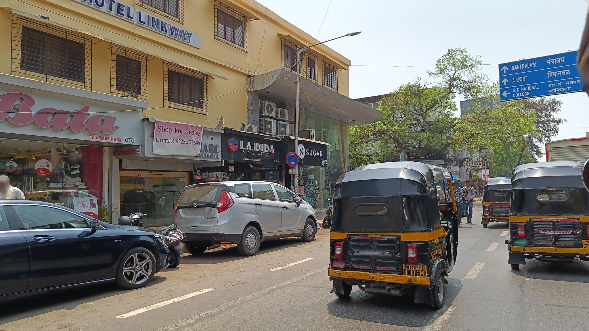Street view near Hotel Linkway, Dhārāvi — © varunbhakhri (CC BY-SA · Mapillary)