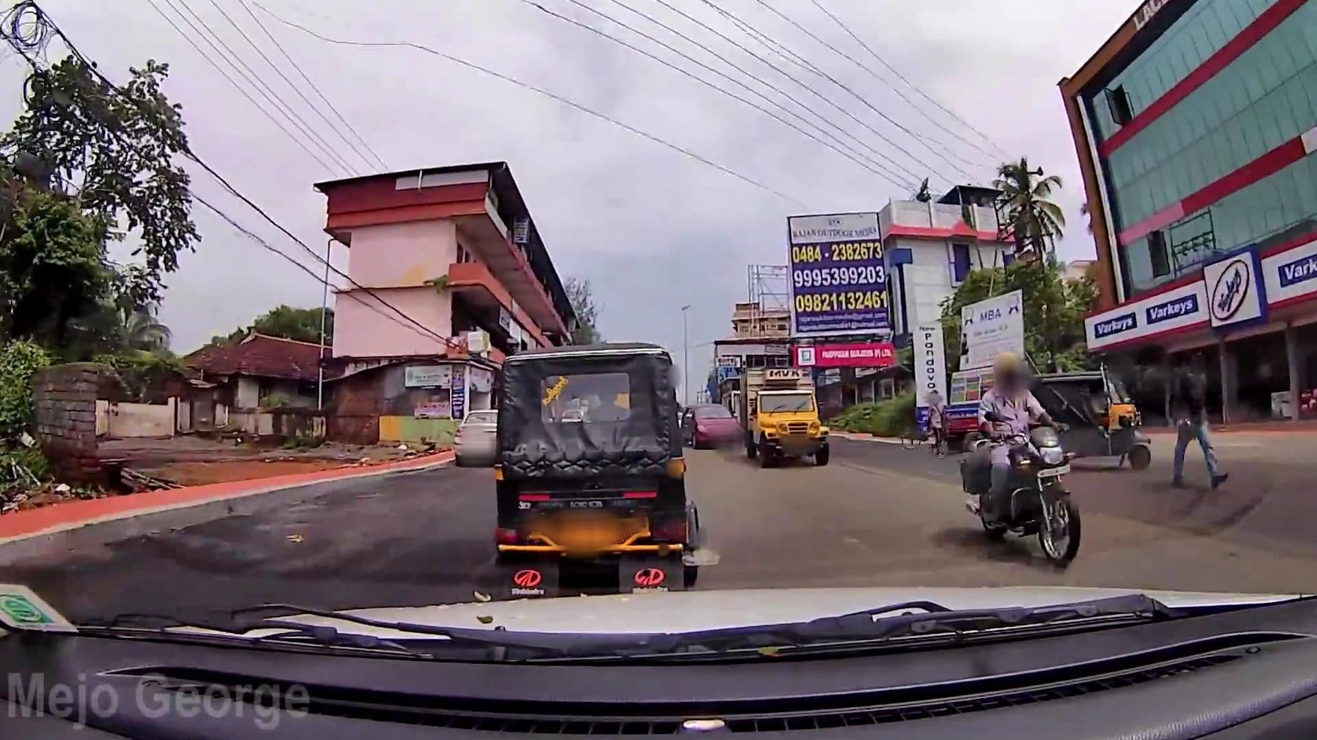 Street view near Beevi's Kitchen, Thrissur — © cut (CC BY-SA · Mapillary)
