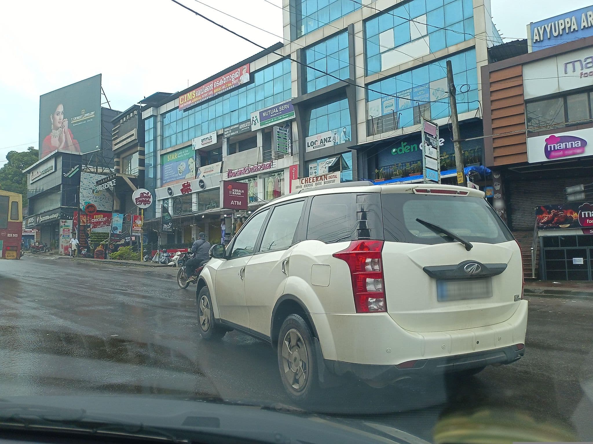 Street view near hotel bright, Kunnamkulam — © gnoeee (CC BY-SA · Mapillary)
