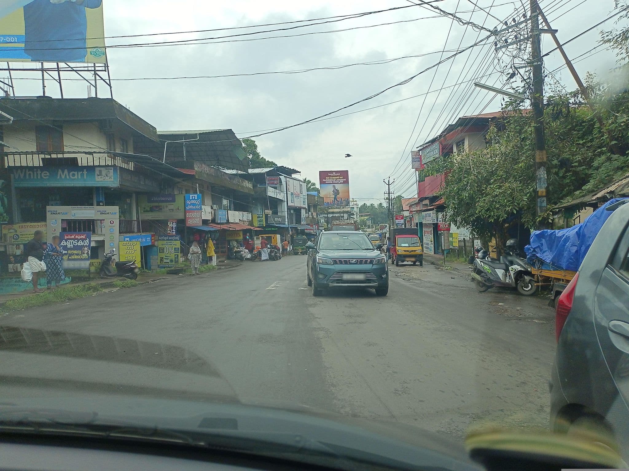 Street view near Prince Catering Hotel, Kaiparamba — © gnoeee (CC BY-SA · Mapillary)