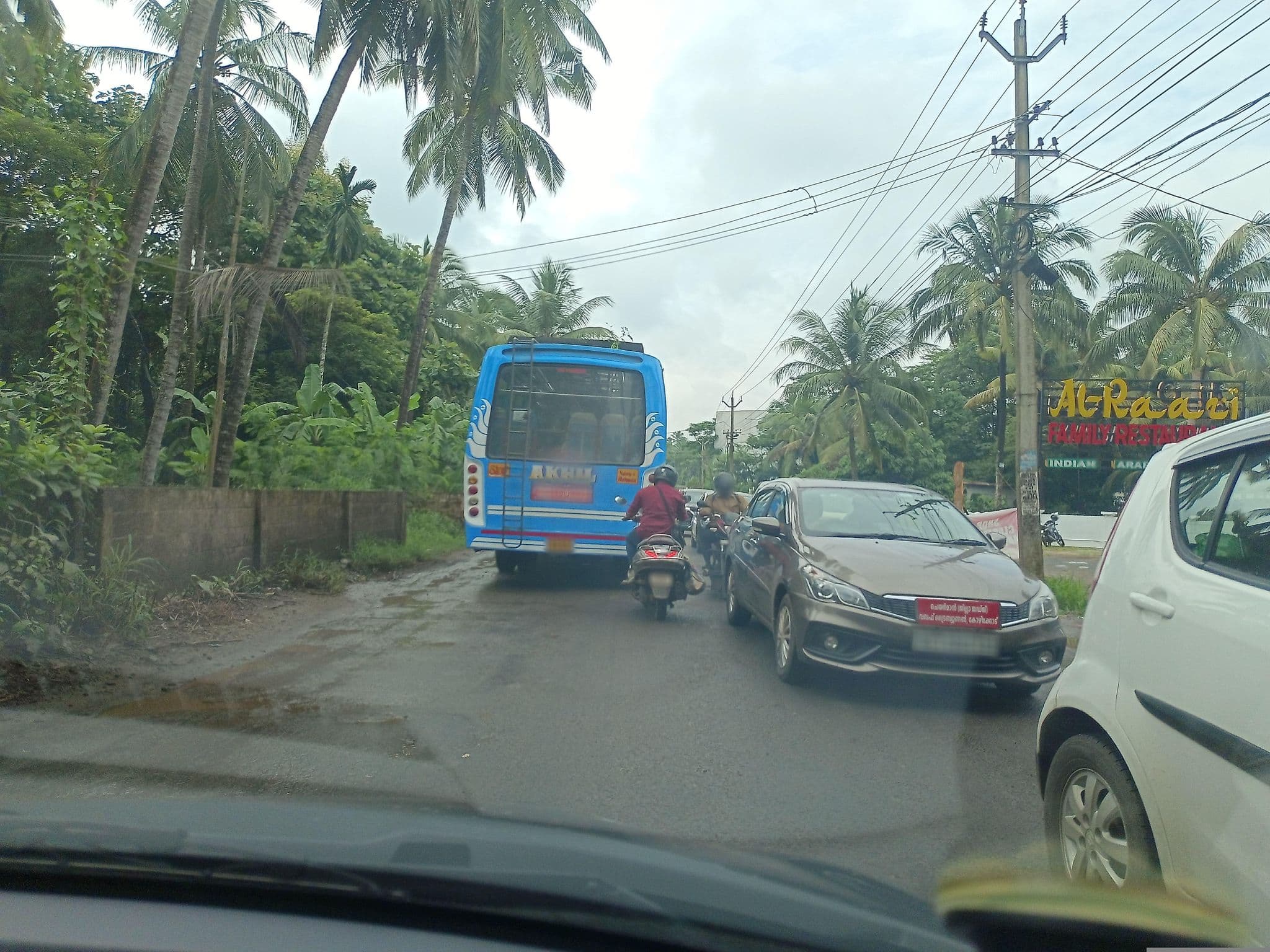 Street view near Kalamasherry Hotel, Kaiparamba — © gnoeee (CC BY-SA · Mapillary)