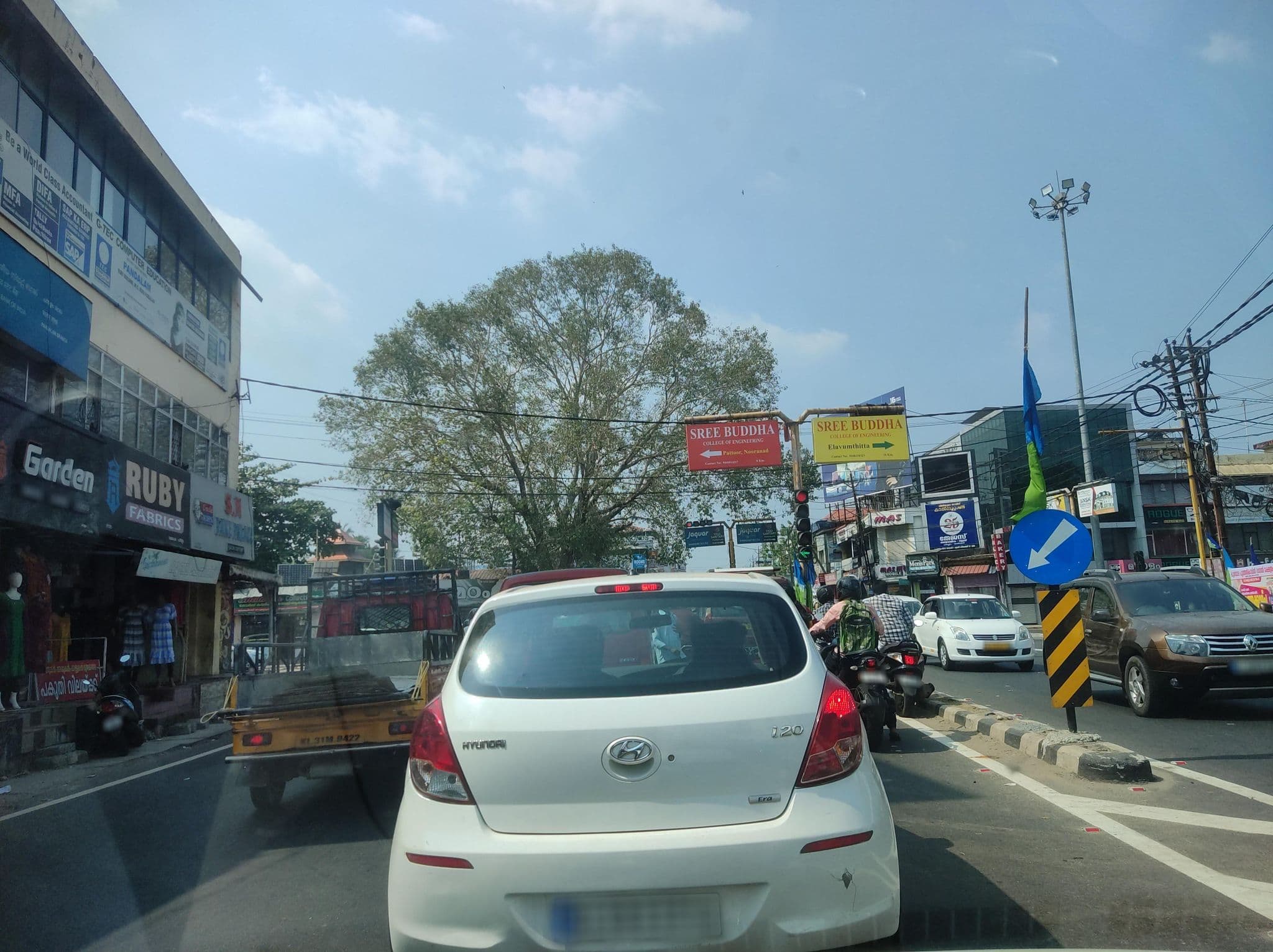 Street view near Aryas Hotel, Adūr — © V15 (CC BY-SA · Mapillary)