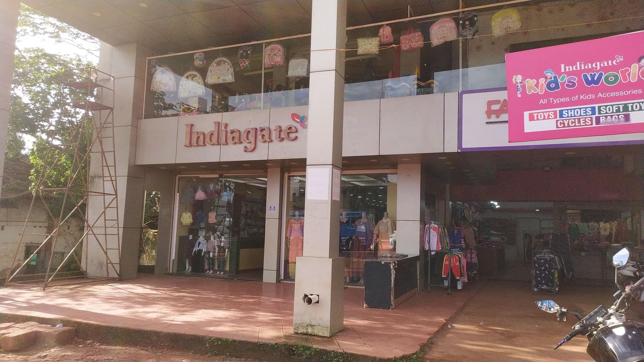 Street view near Hotal Relax, Madhūru — © Priyanshu (CC BY-SA · Mapillary)